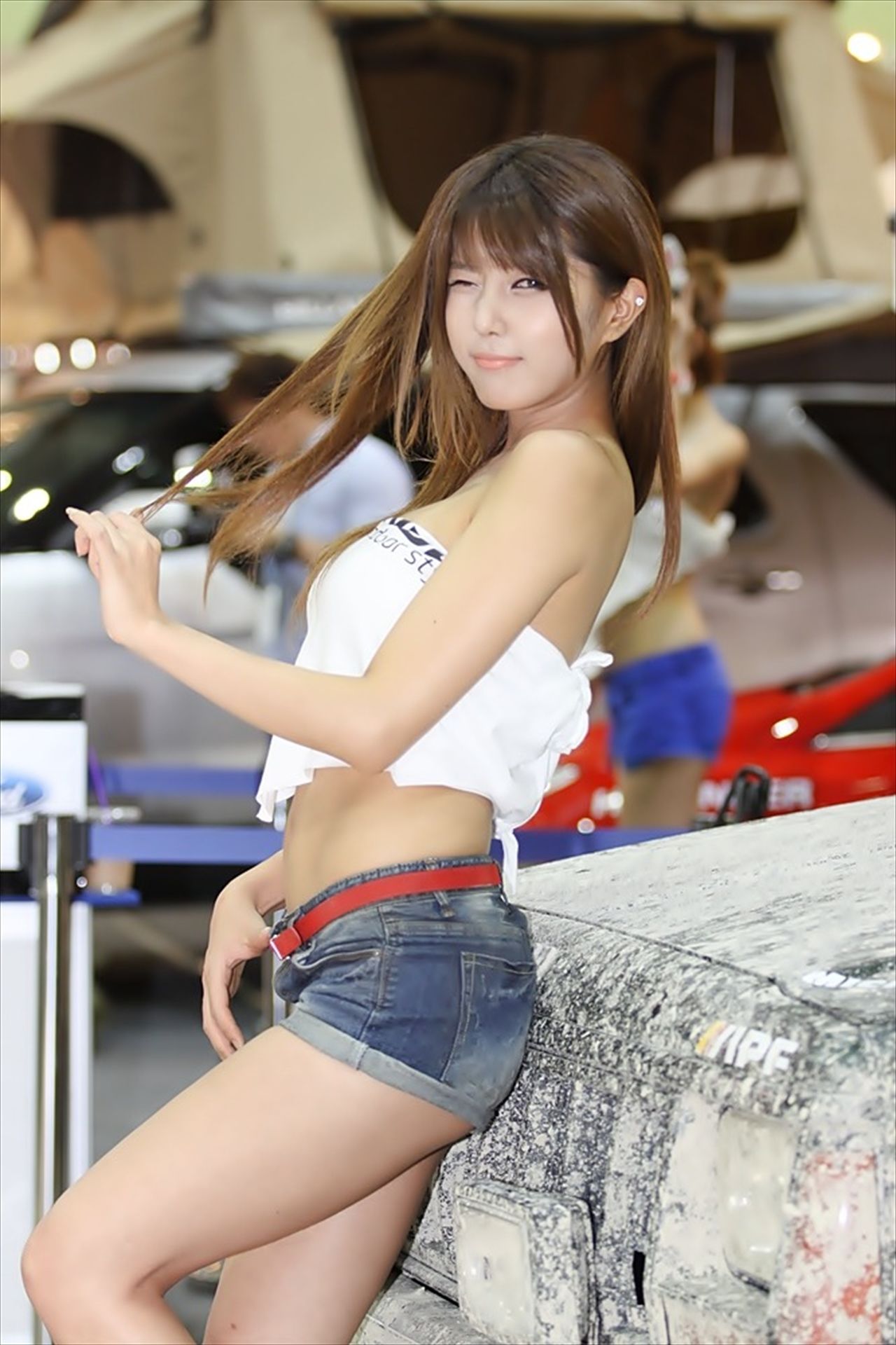 许允美 性感白衣牛仔短裤街头车展-图13