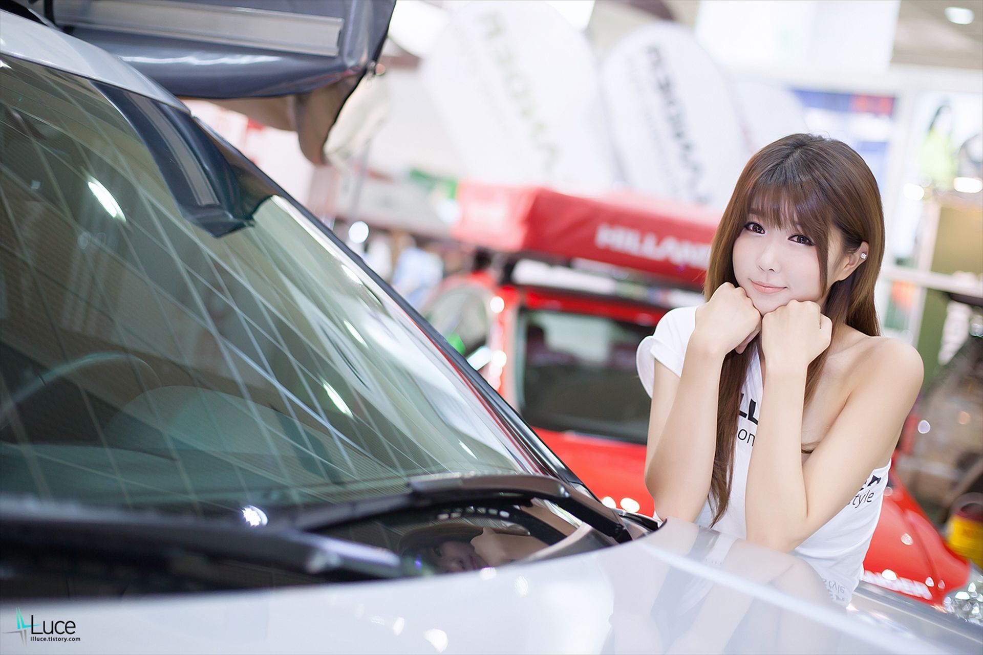 许允美 性感白衣牛仔短裤街头车展-图15