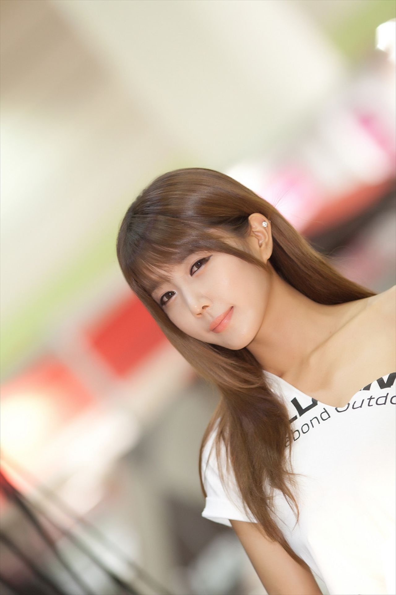 许允美 性感白衣牛仔短裤街头车展-图3