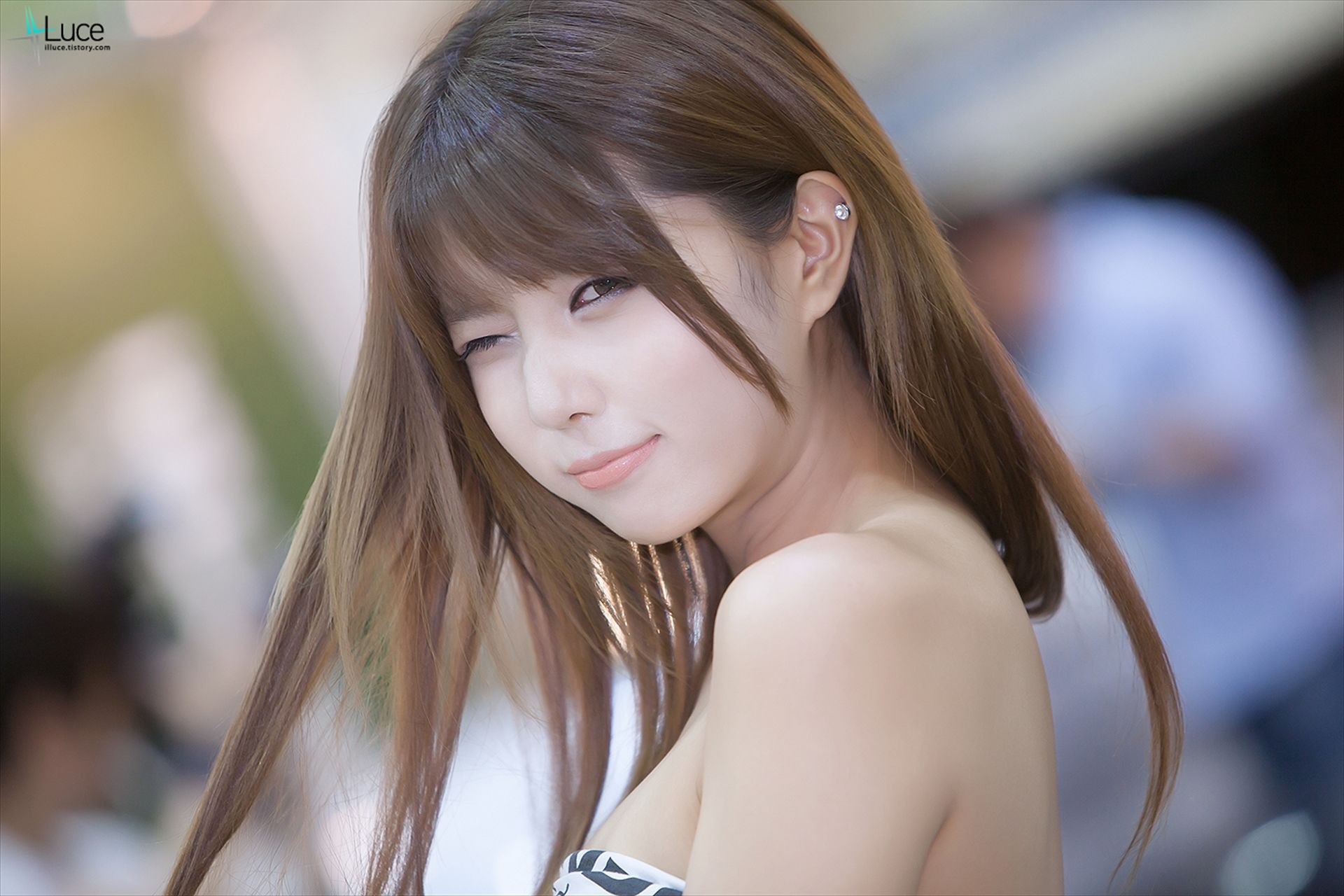 许允美 性感白衣牛仔短裤街头车展-图64