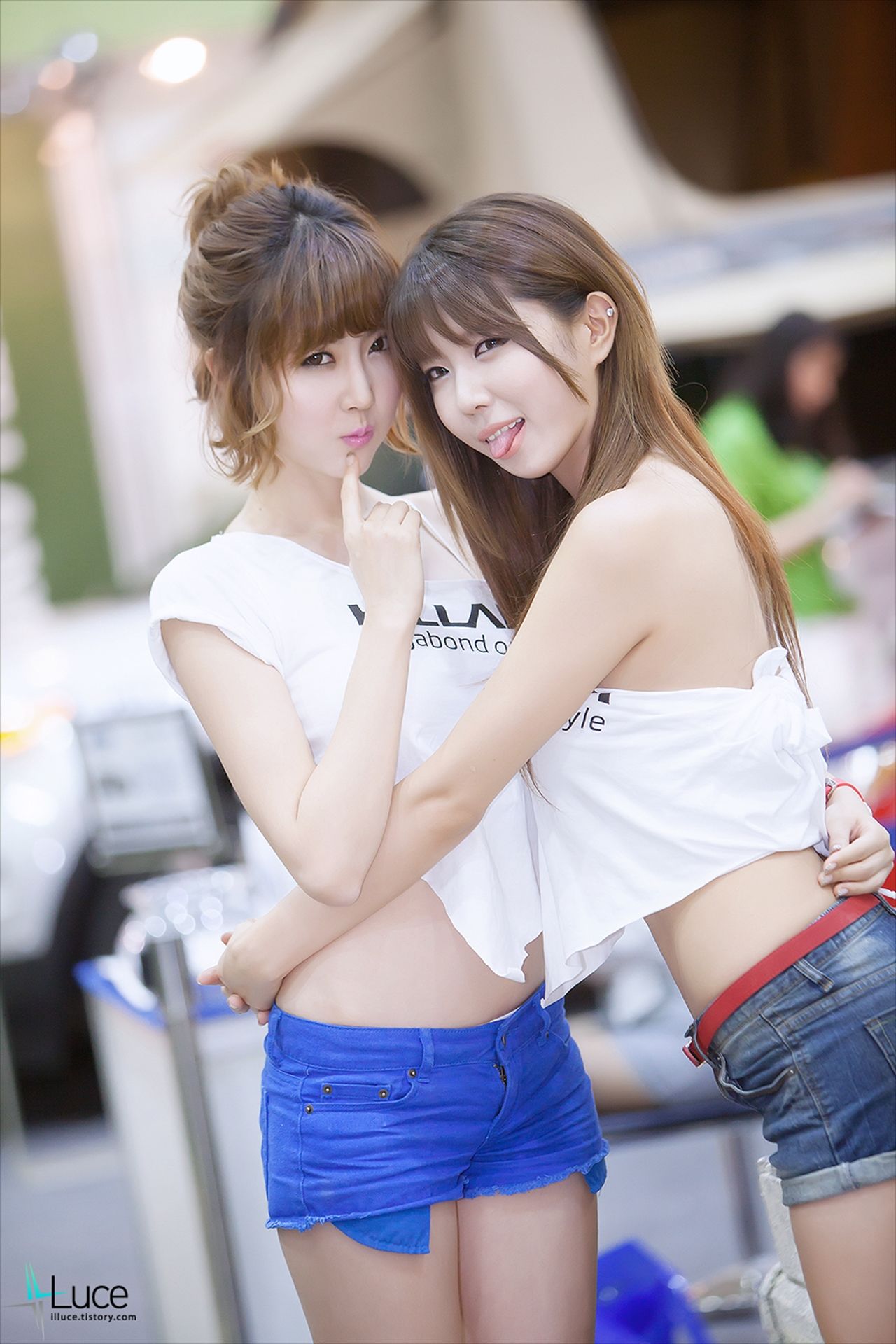 许允美 性感白衣牛仔短裤街头车展-图67