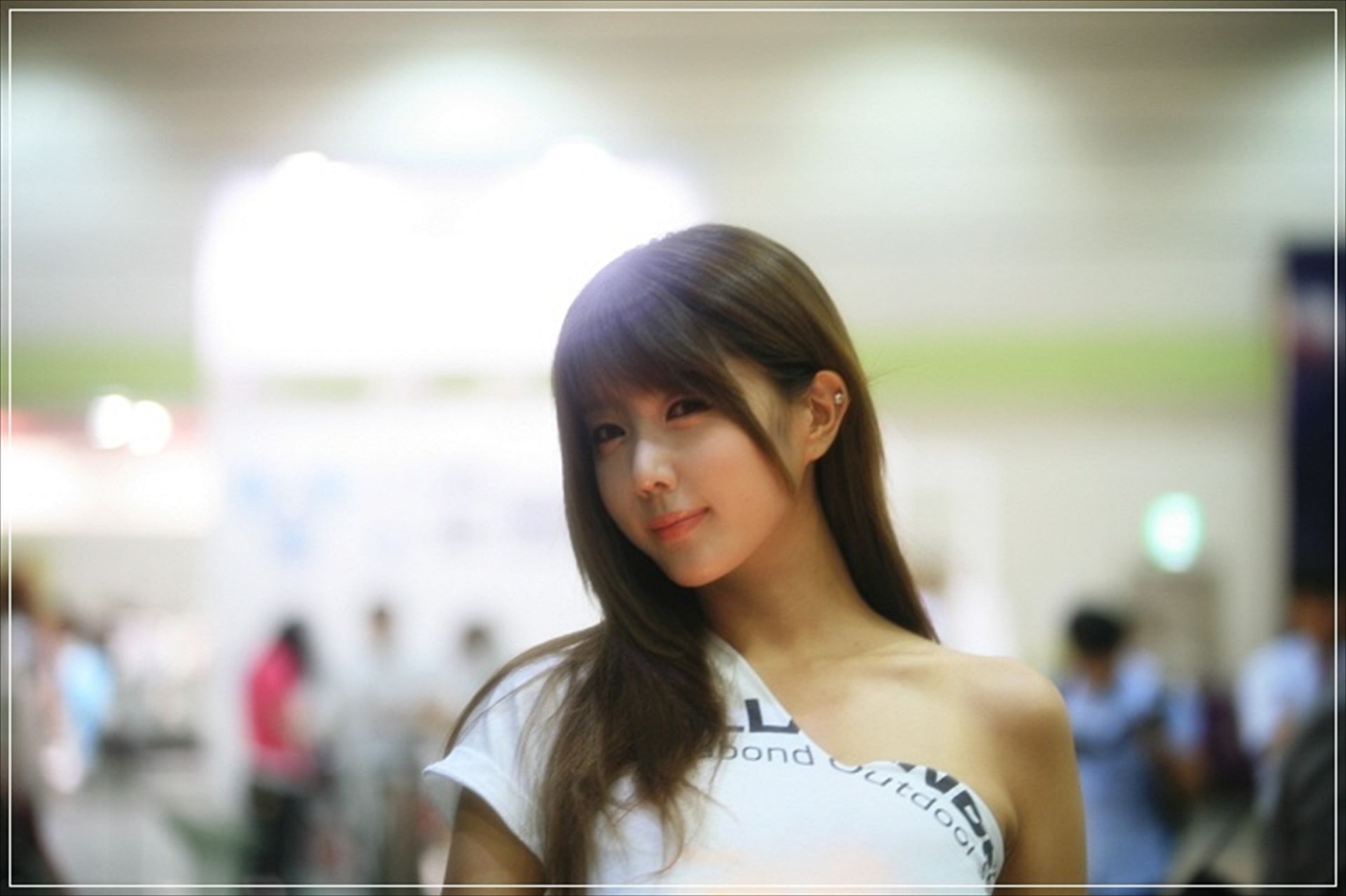 许允美 性感白衣牛仔短裤街头车展-图75