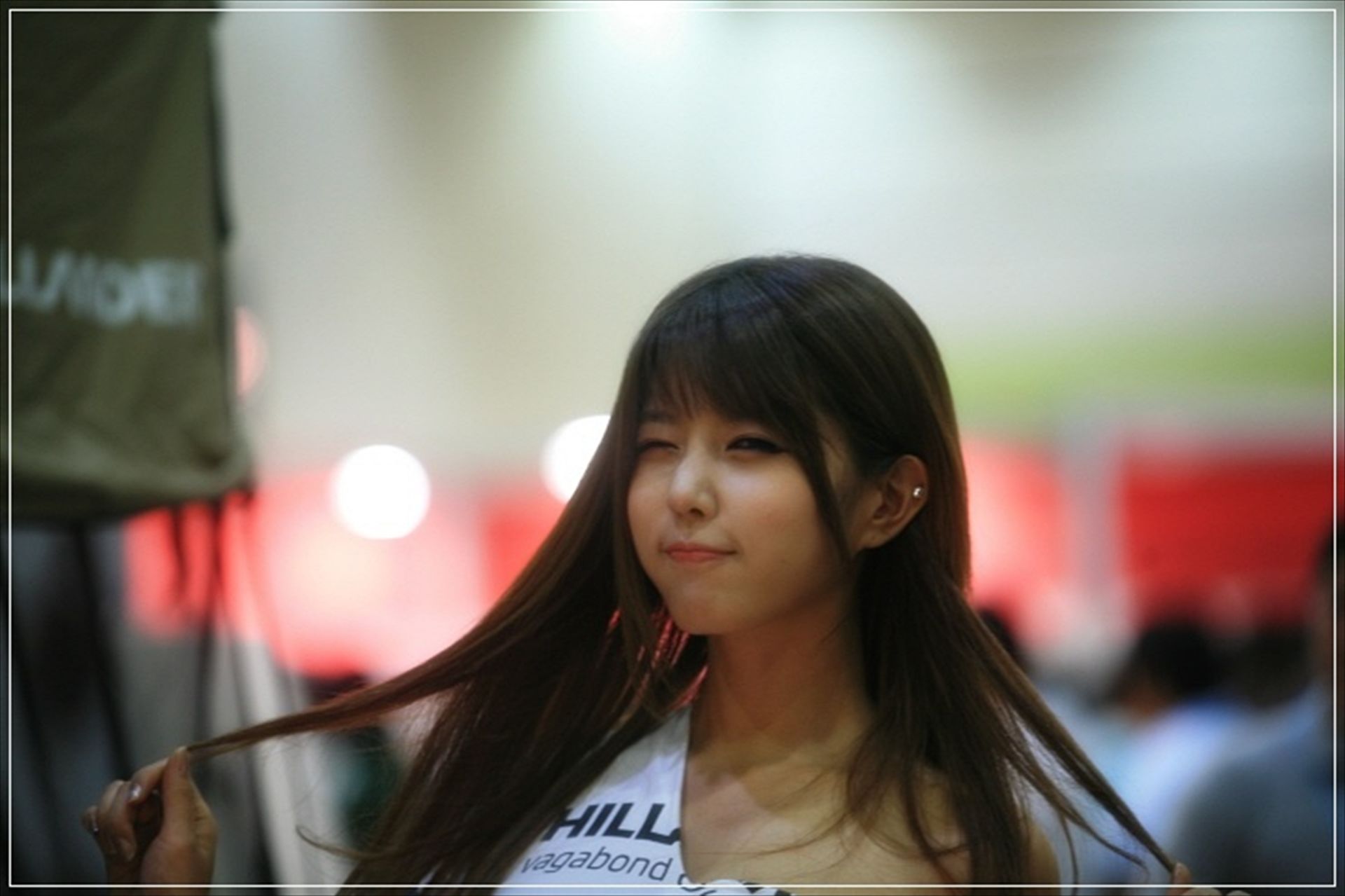 许允美 性感白衣牛仔短裤街头车展-图76