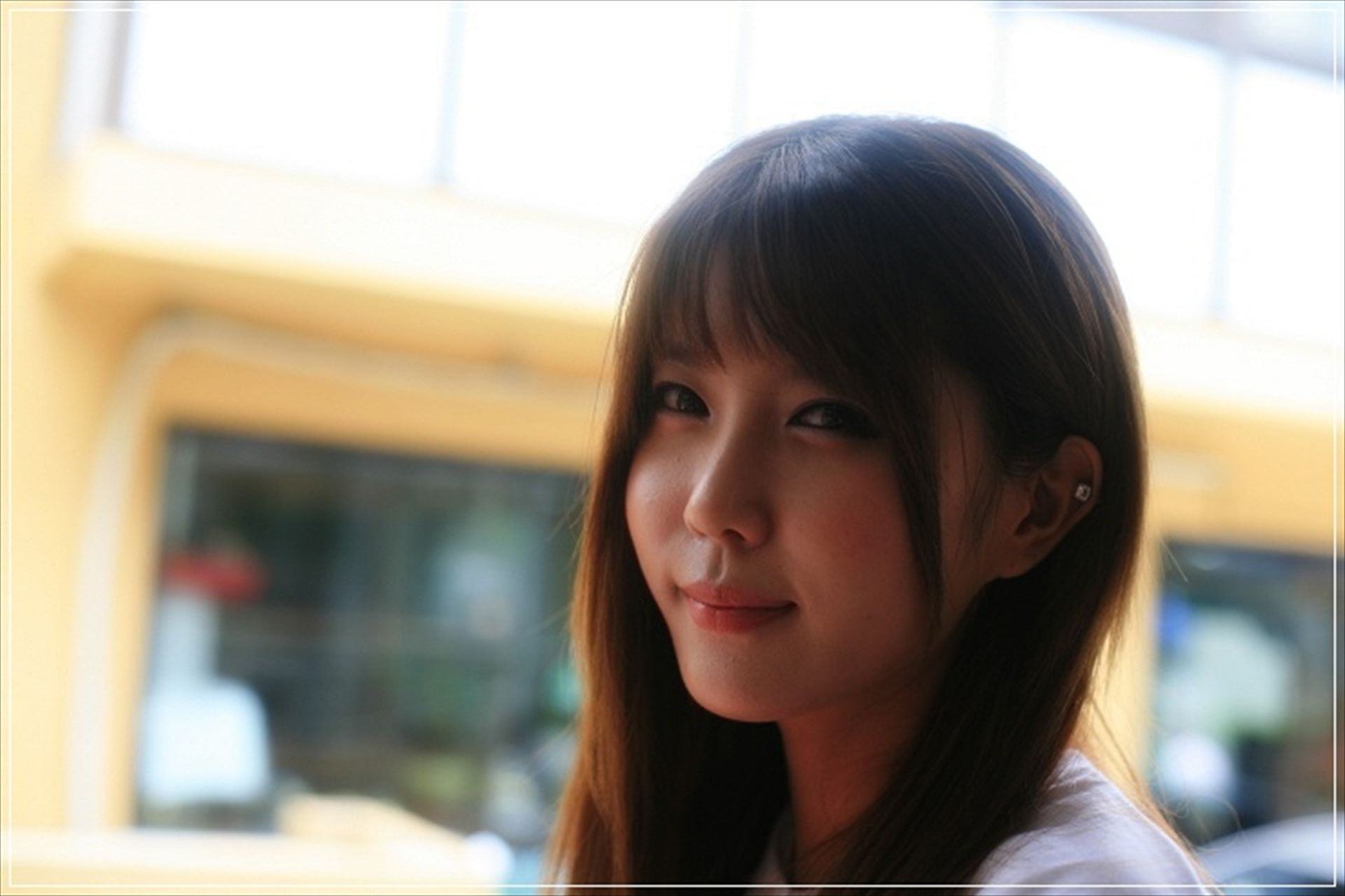 许允美 性感白衣牛仔短裤街头车展-图77