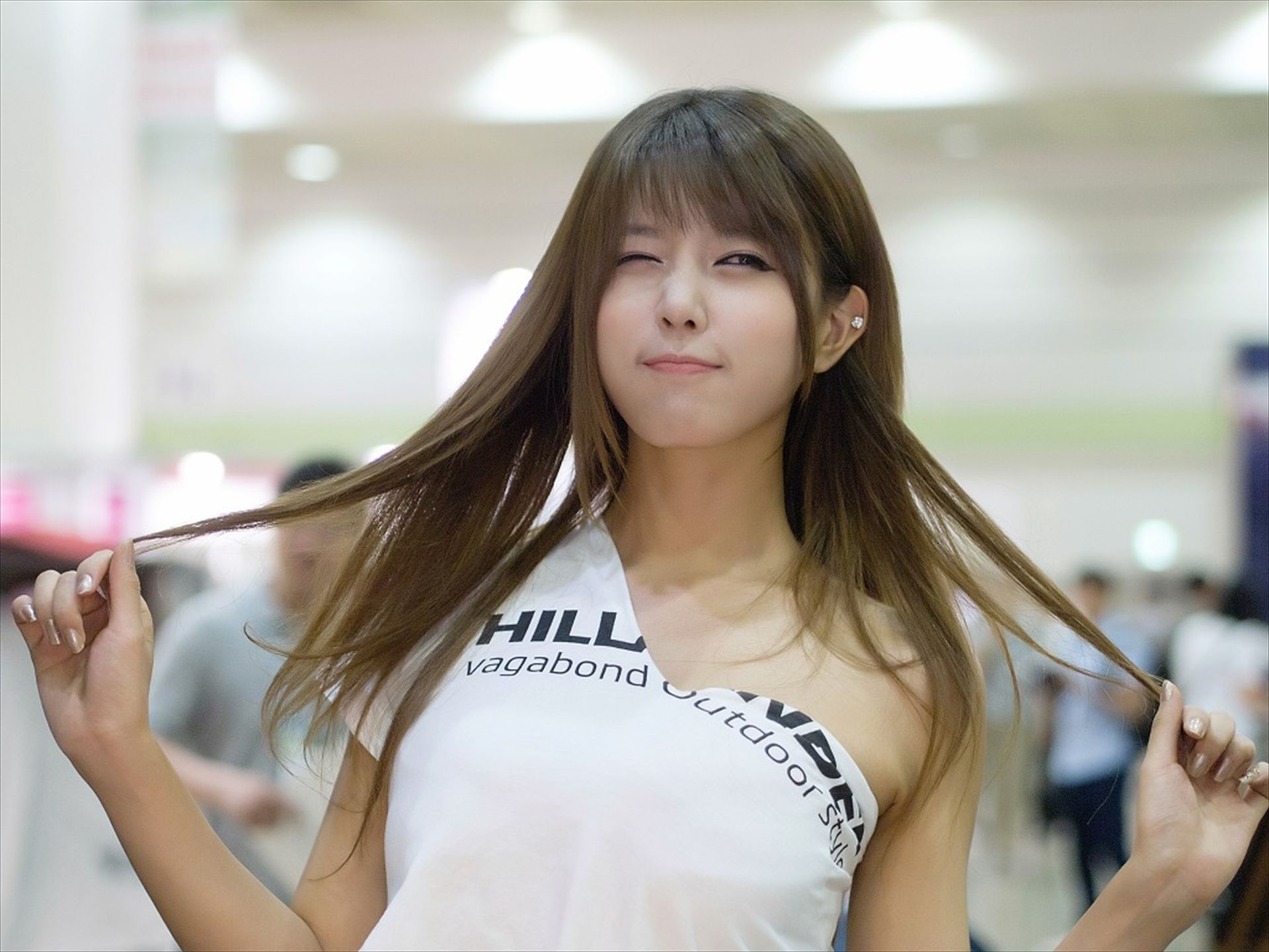 许允美 性感白衣牛仔短裤街头车展-图82