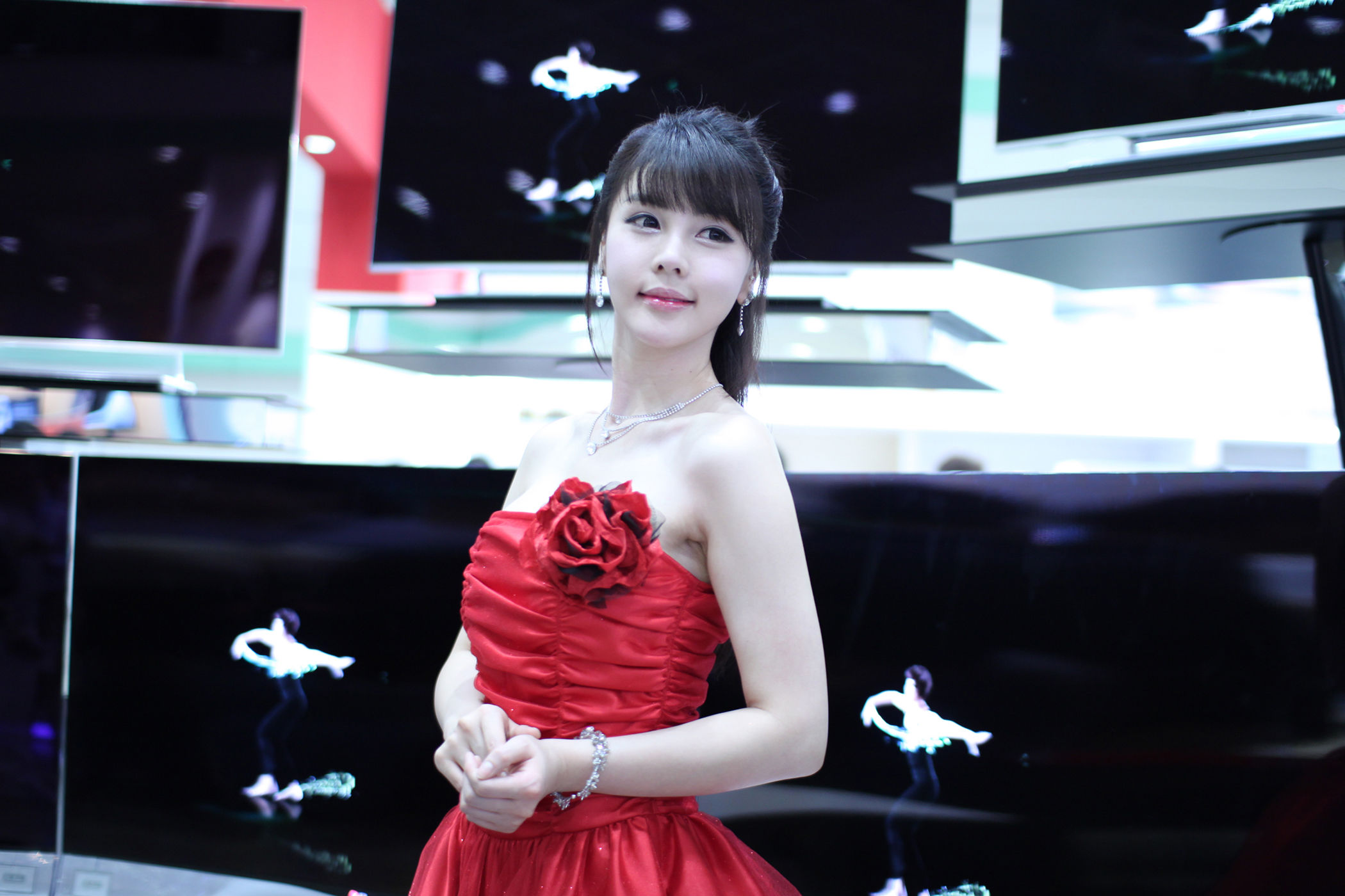 李智友 - 展厅红裙少女-图9