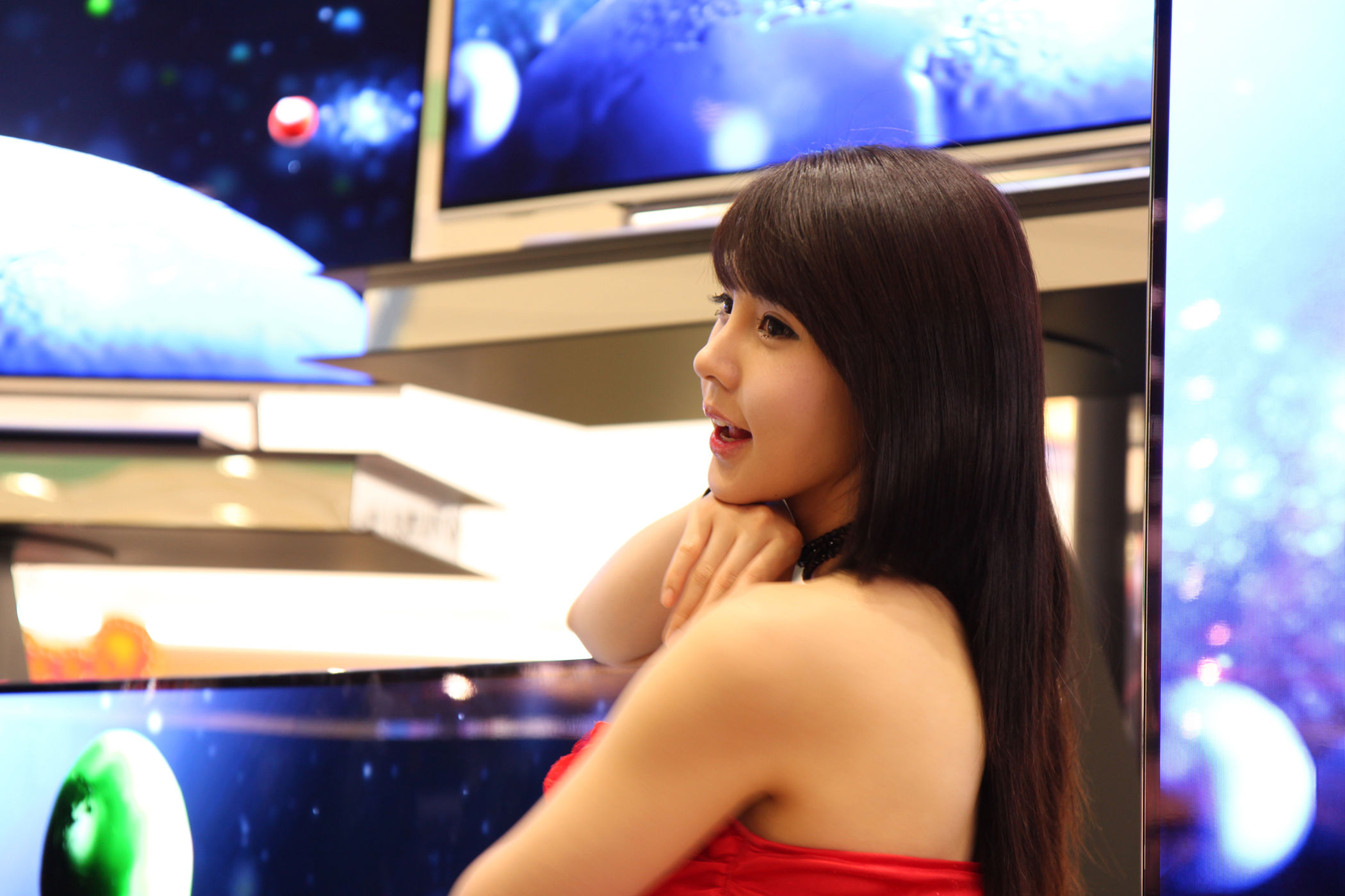 李智友 - 展厅红裙少女-图3