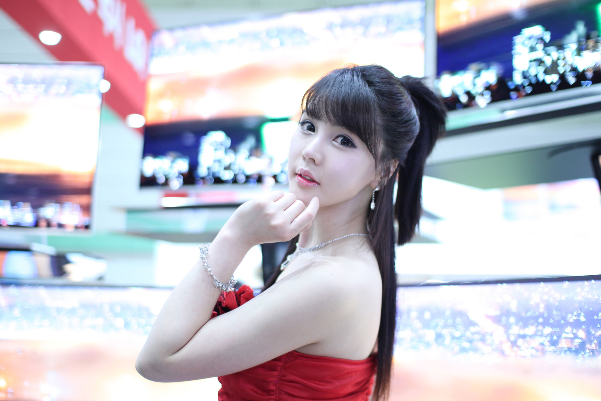 李智友 - 展厅红裙少女-图8