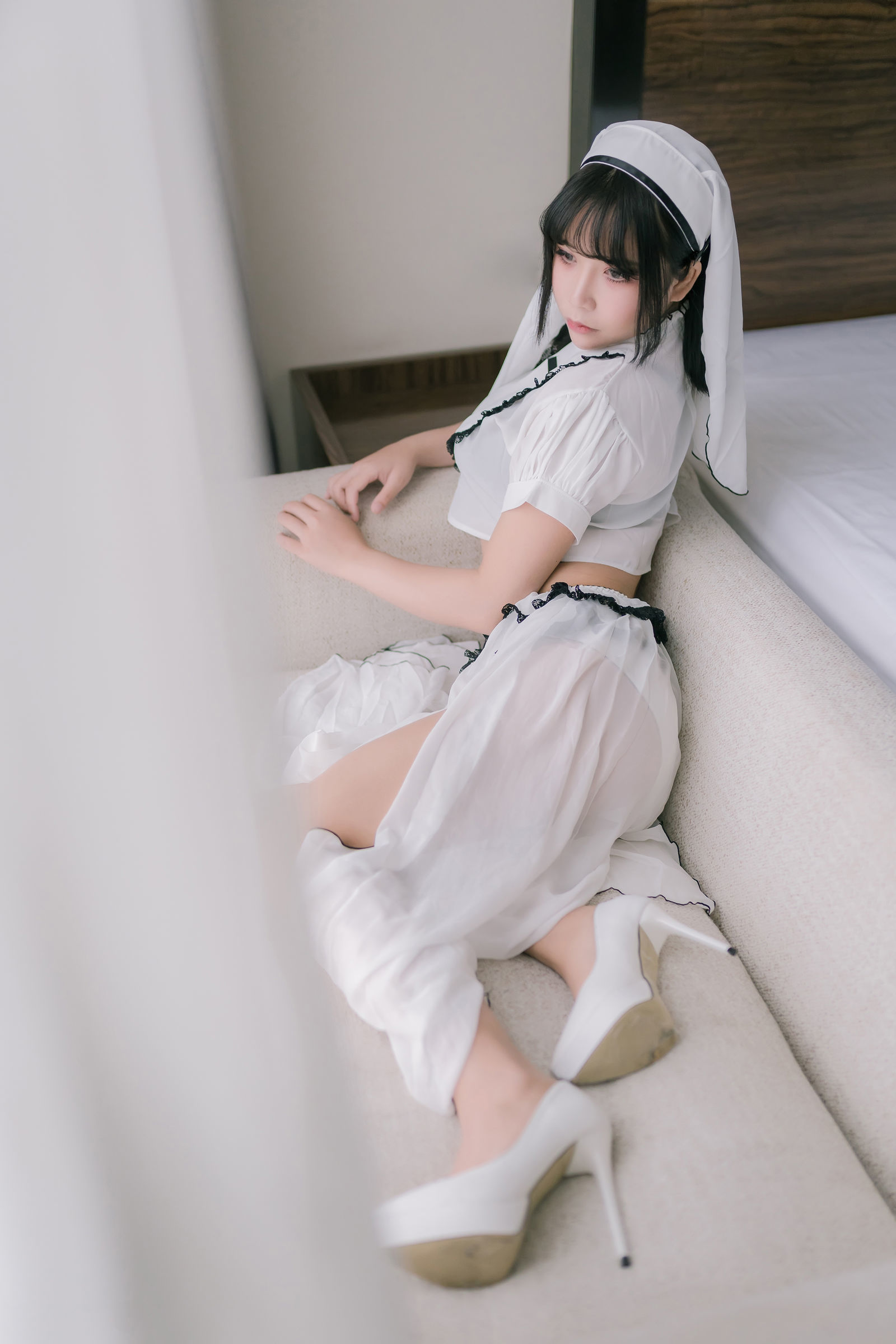 二次元妹子抱走莫子aa - 纯白修女-图1