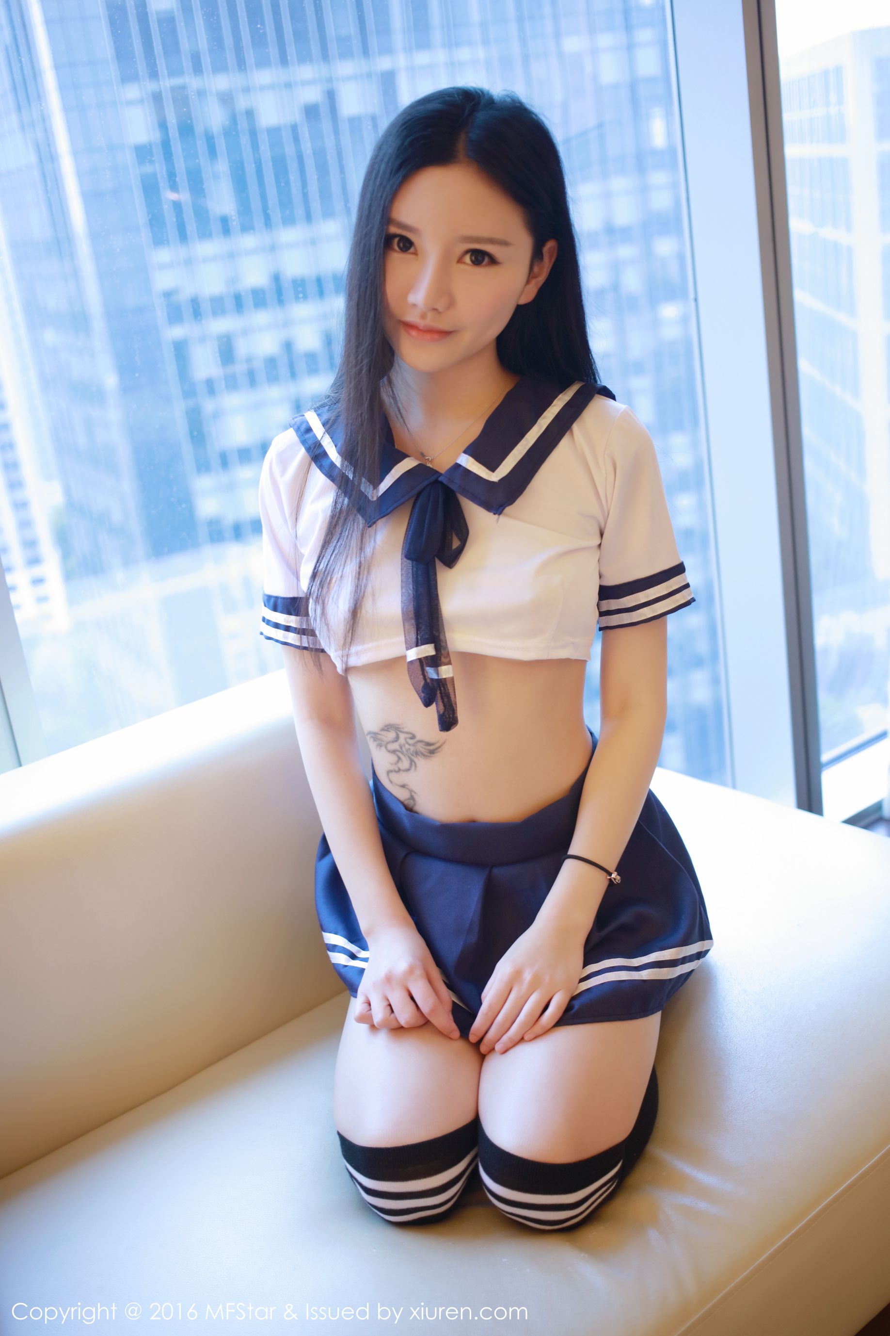 姗姗就打奥特曼《学生装校服+肚兜系列》  Vol.081-图0