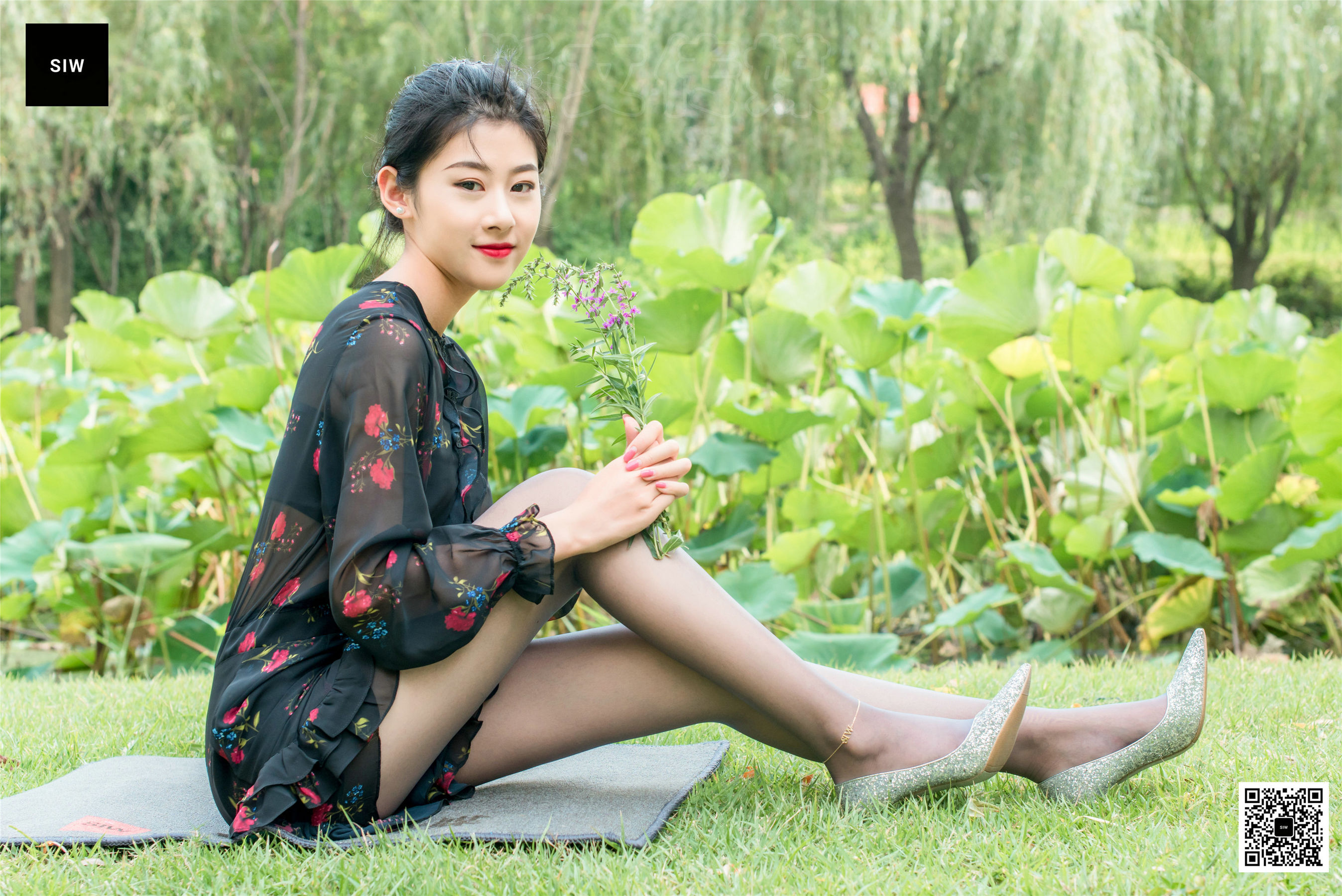 龙哥 黑色网纱碎花长袖连衣裙-图23
