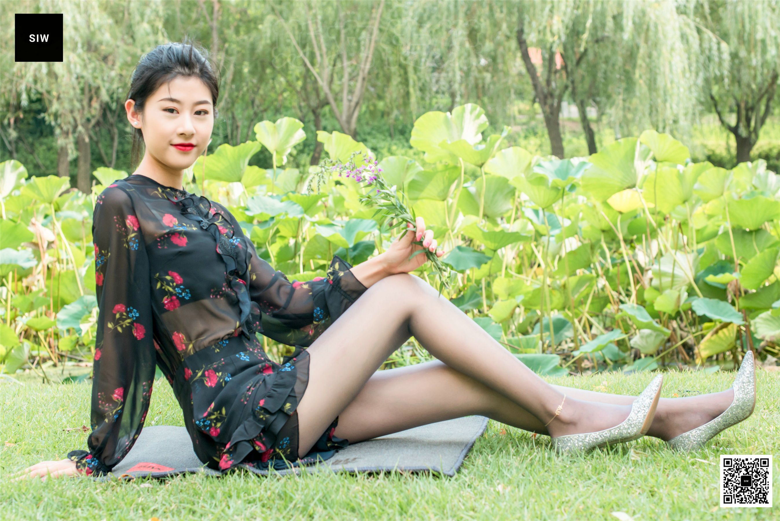 龙哥 黑色网纱碎花长袖连衣裙-图24