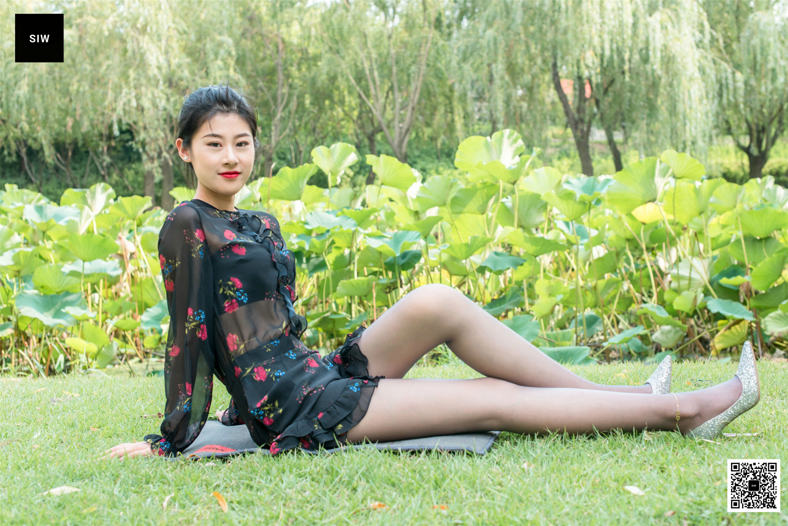 龙哥 黑色网纱碎花长袖连衣裙-图25