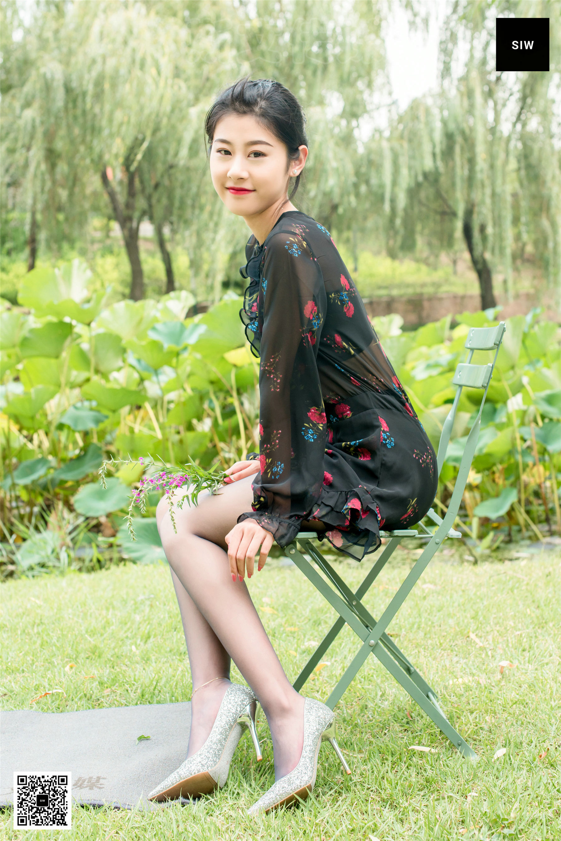 龙哥 黑色网纱碎花长袖连衣裙-图36