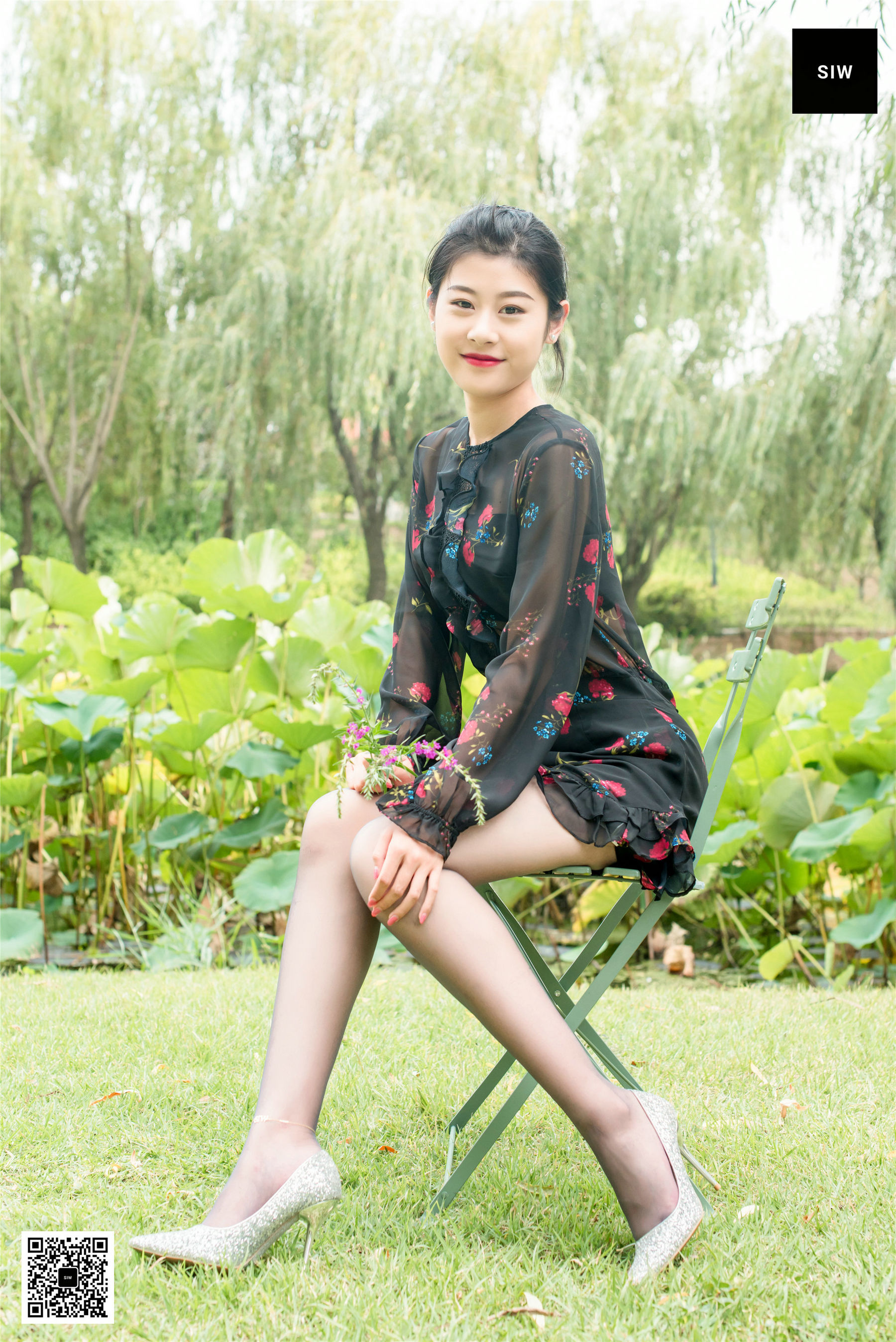 龙哥 黑色网纱碎花长袖连衣裙-图37