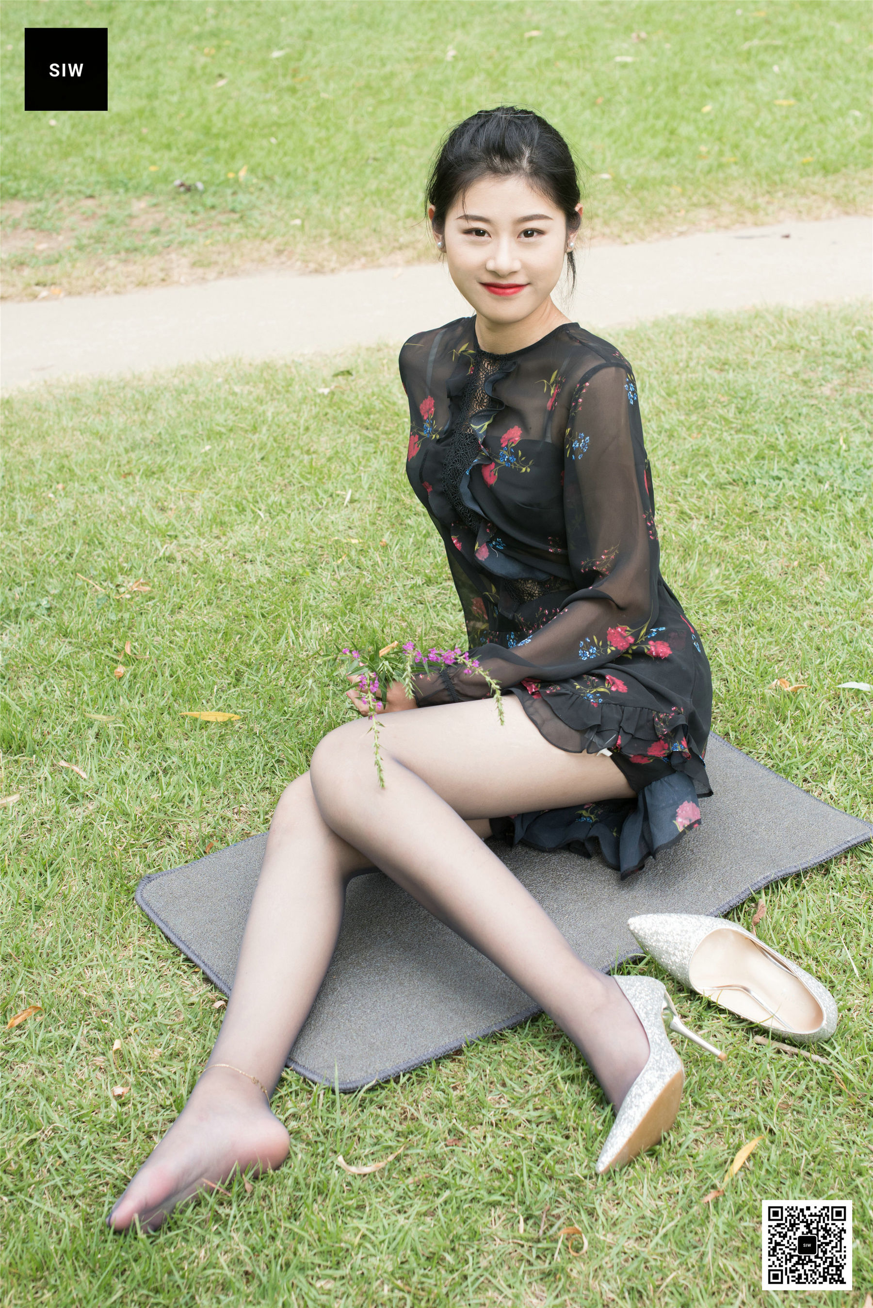 龙哥 黑色网纱碎花长袖连衣裙-图43