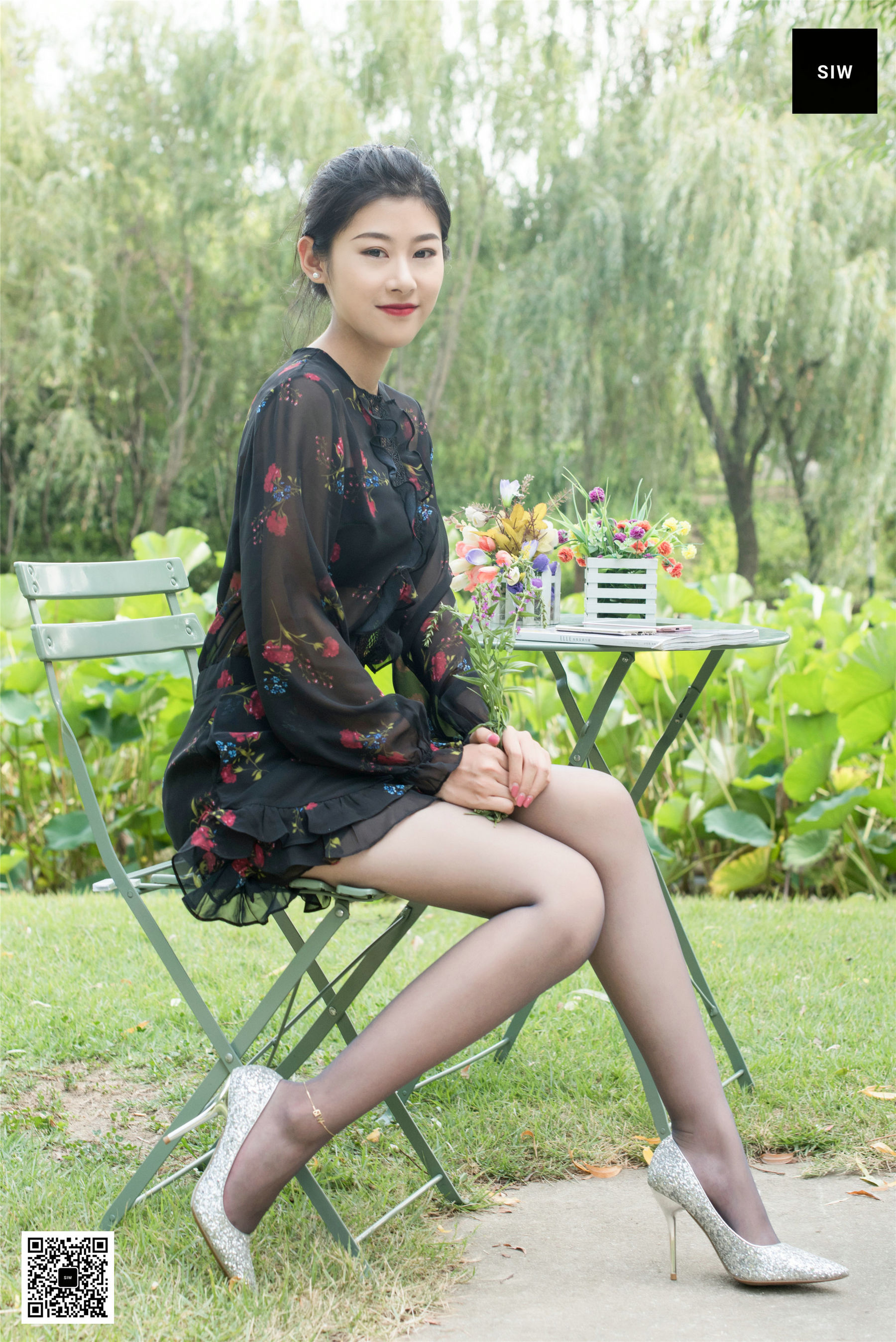 龙哥 黑色网纱碎花长袖连衣裙-图55