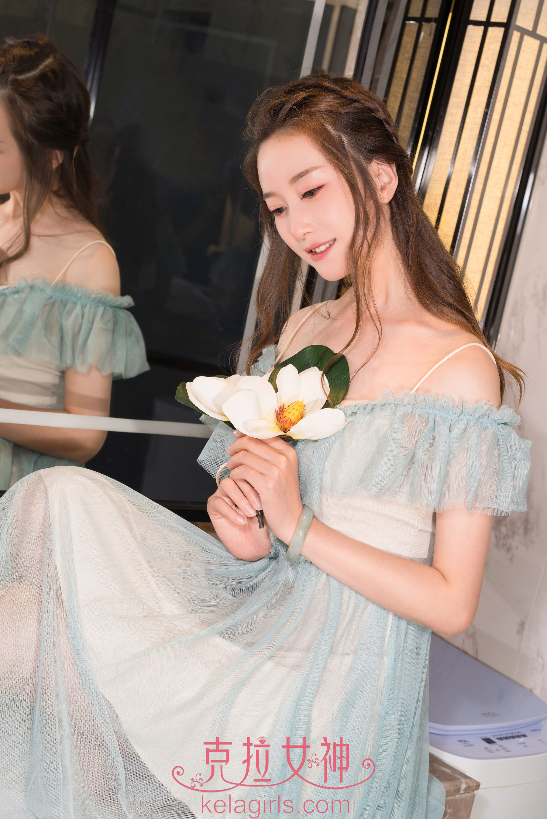 杨暖 拈花一笑-图1