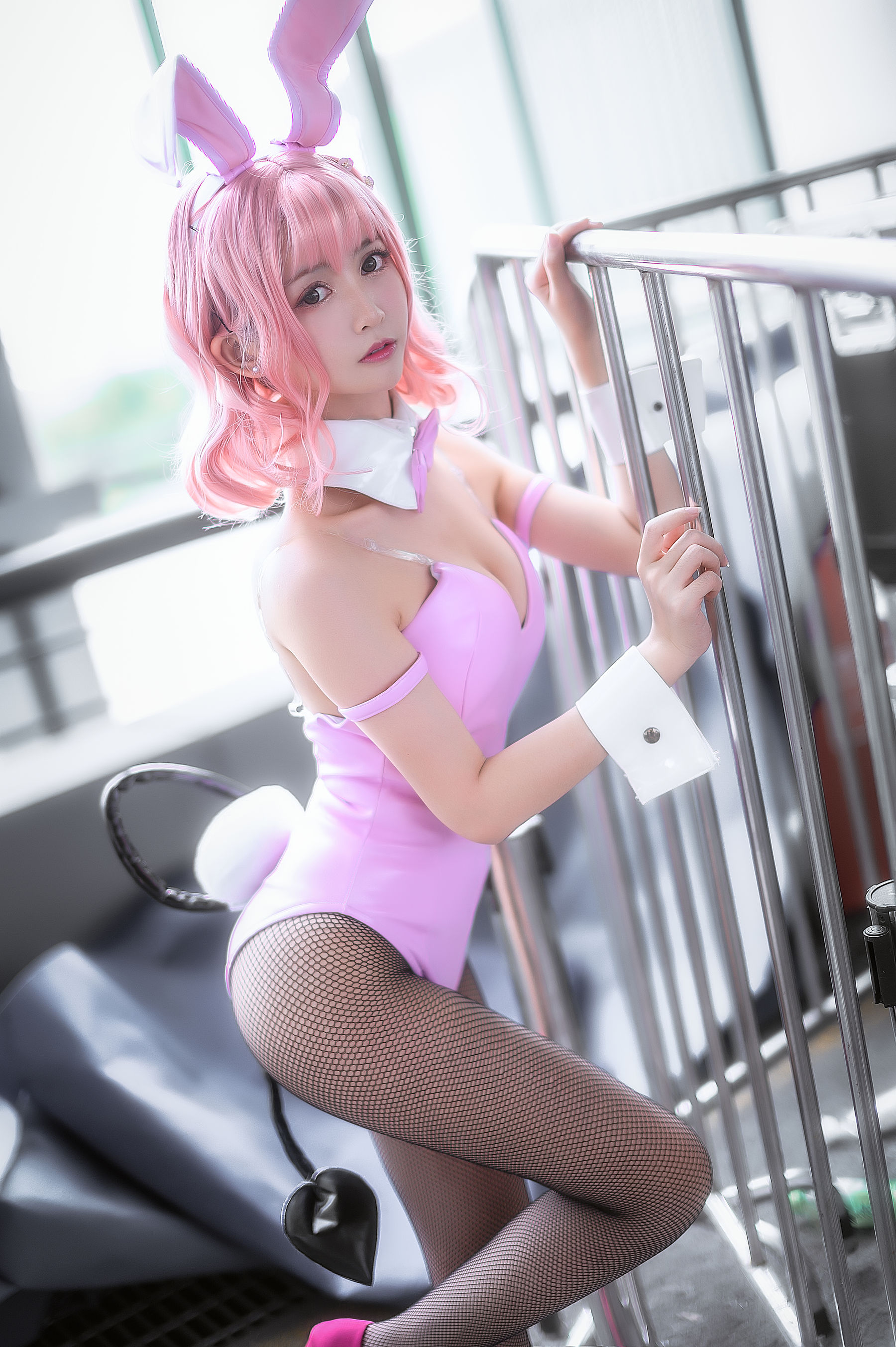 超人气Coser鳗鱼霏儿 粉红兔女郎-图0