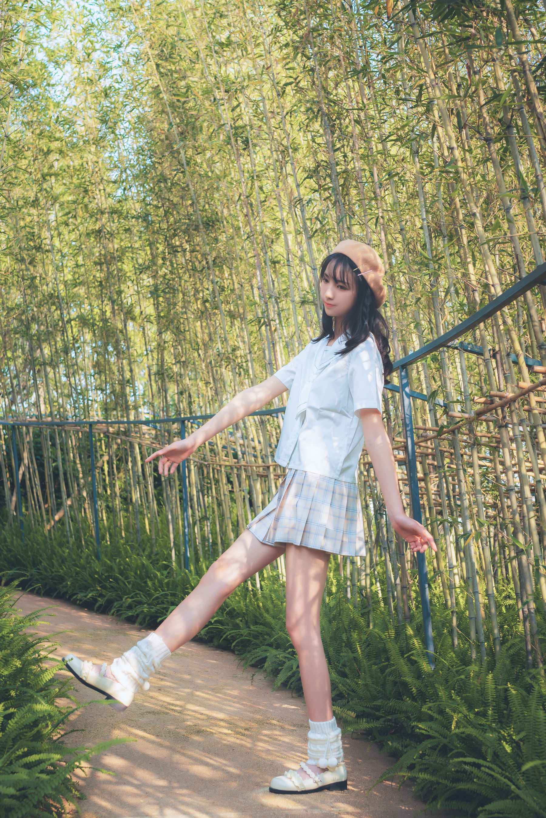 清纯妹子西瓜 白云森林-图5