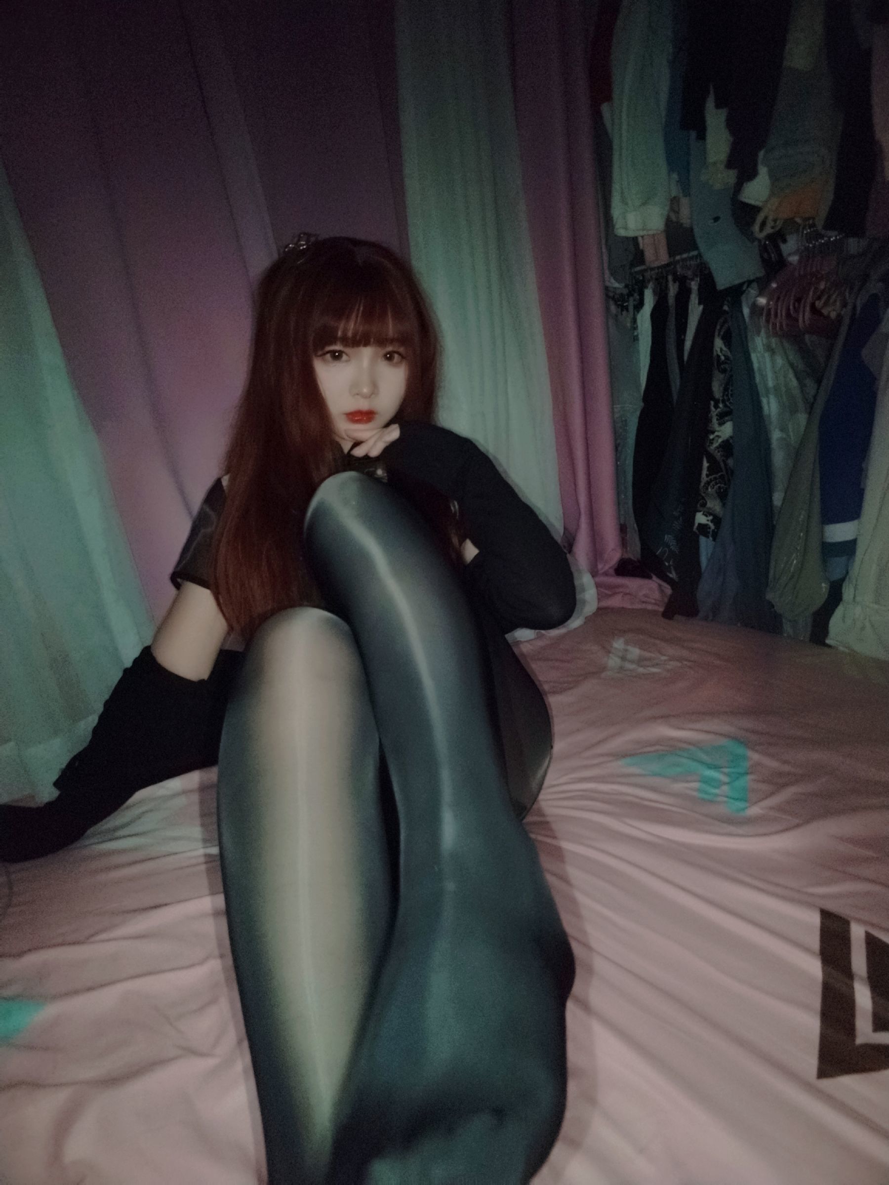 二次元美女古川kagura - 亮丝黑旗袍-图0