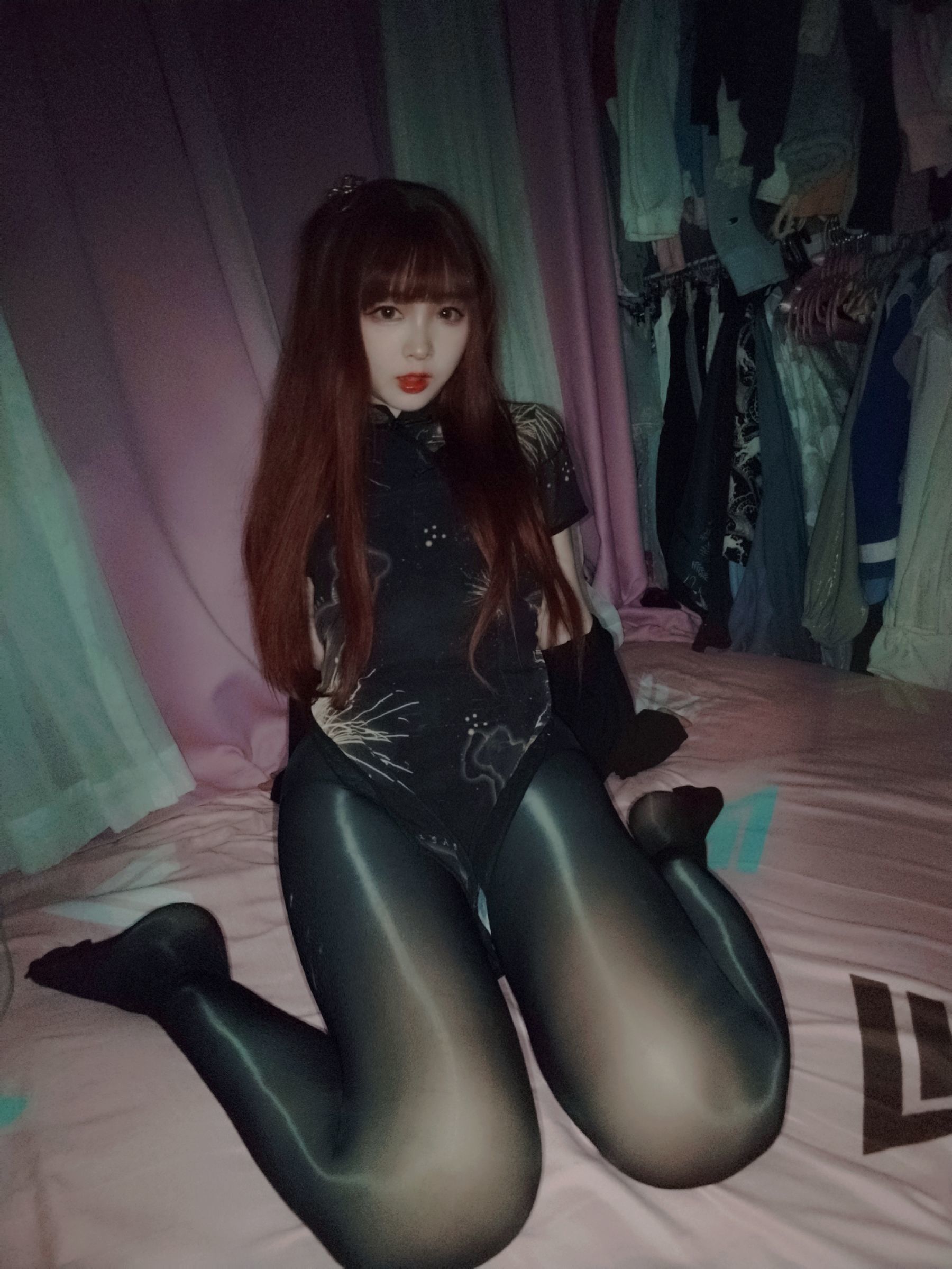 二次元美女古川kagura - 亮丝黑旗袍-图1