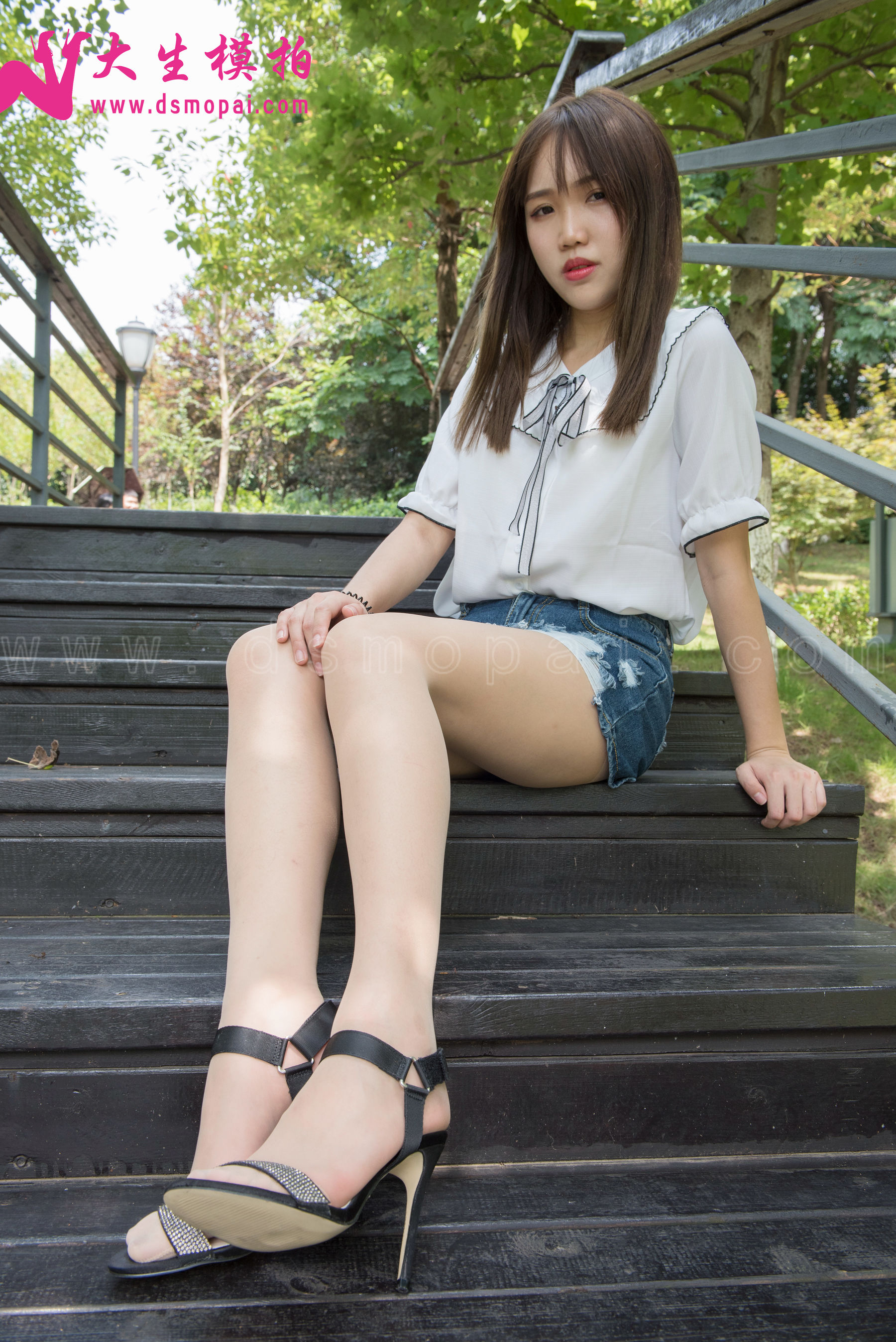 No.137 婉菱 公园里的短裙肉丝-图1