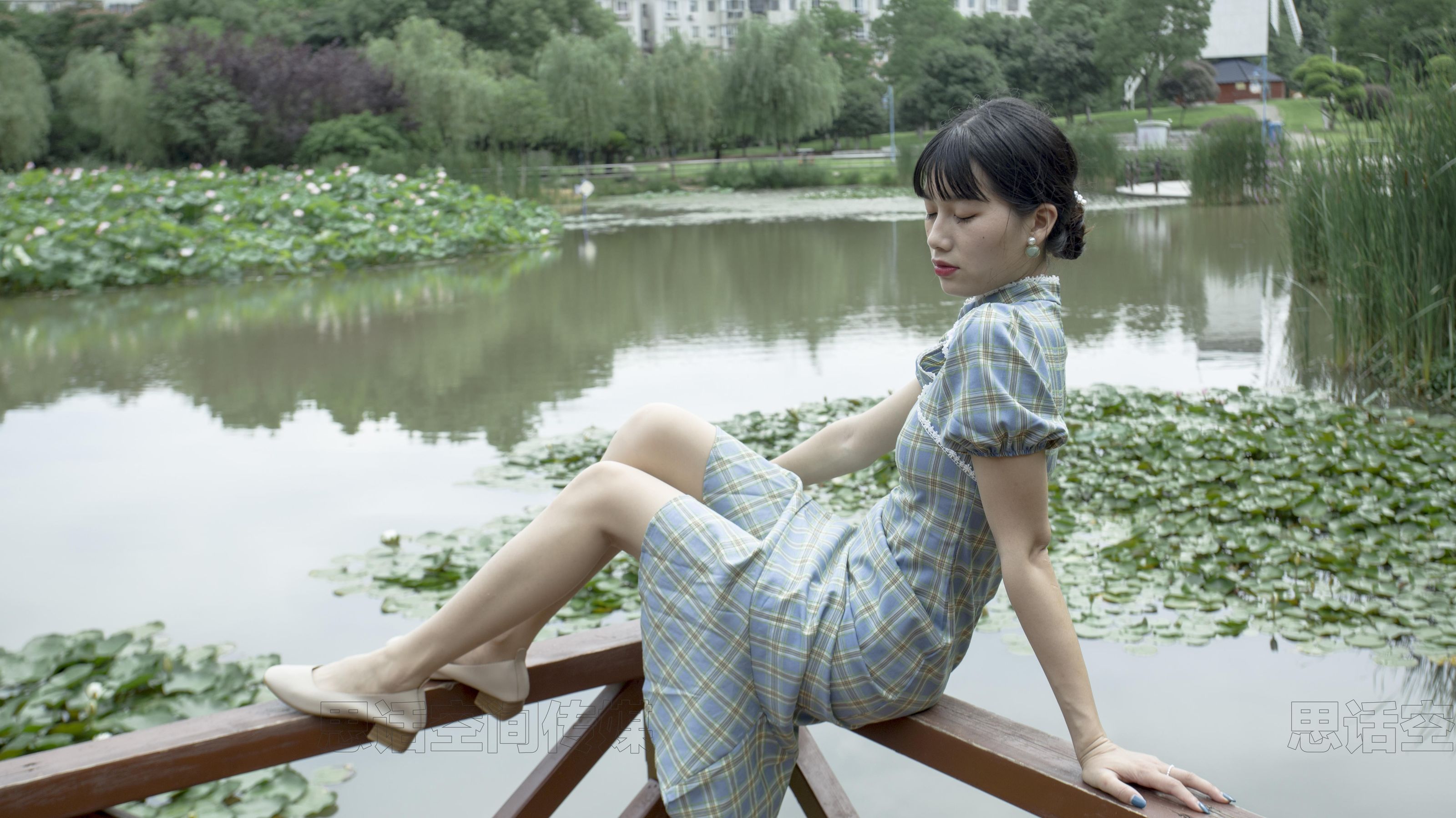 SH173 诗诗 旗袍肉丝女孩逛公园-图7