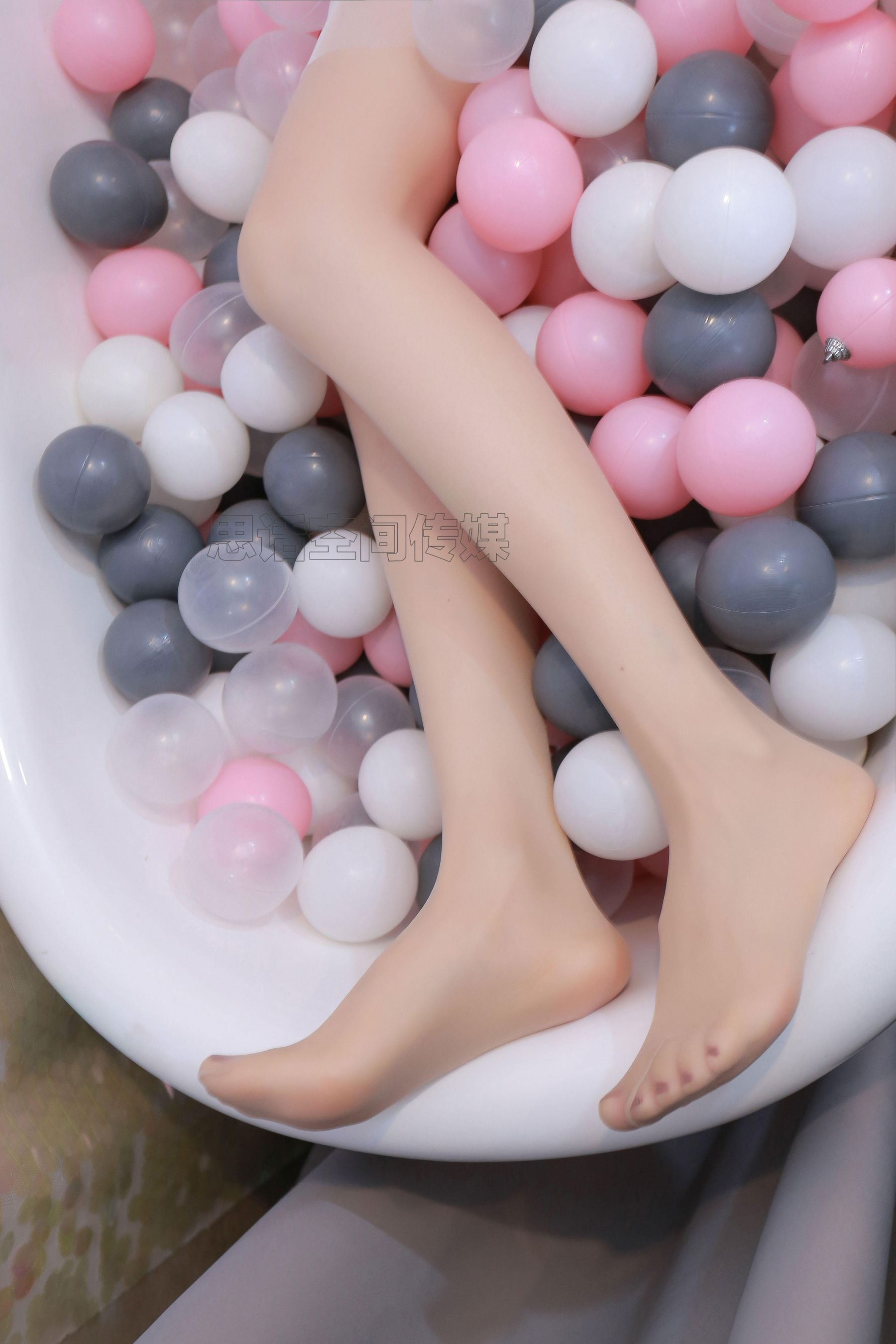 SH176 筱蝶 波波球上的美腿少女-图1