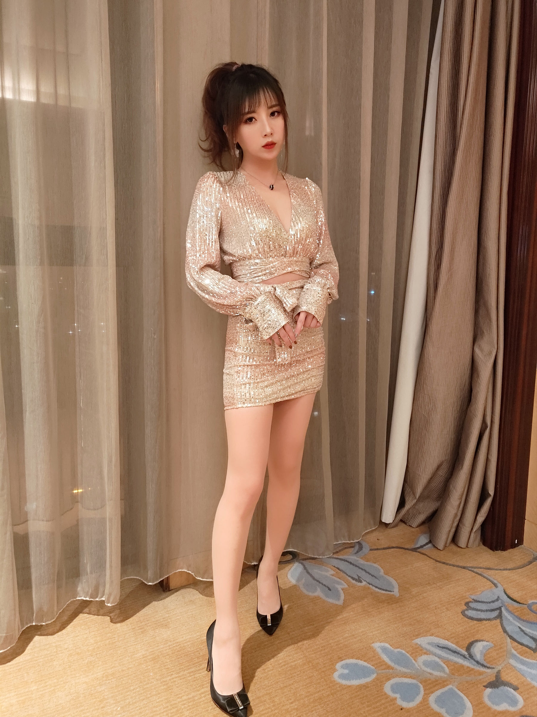 斗鱼主播小女巫露娜 - 亮片裙肉丝-图3