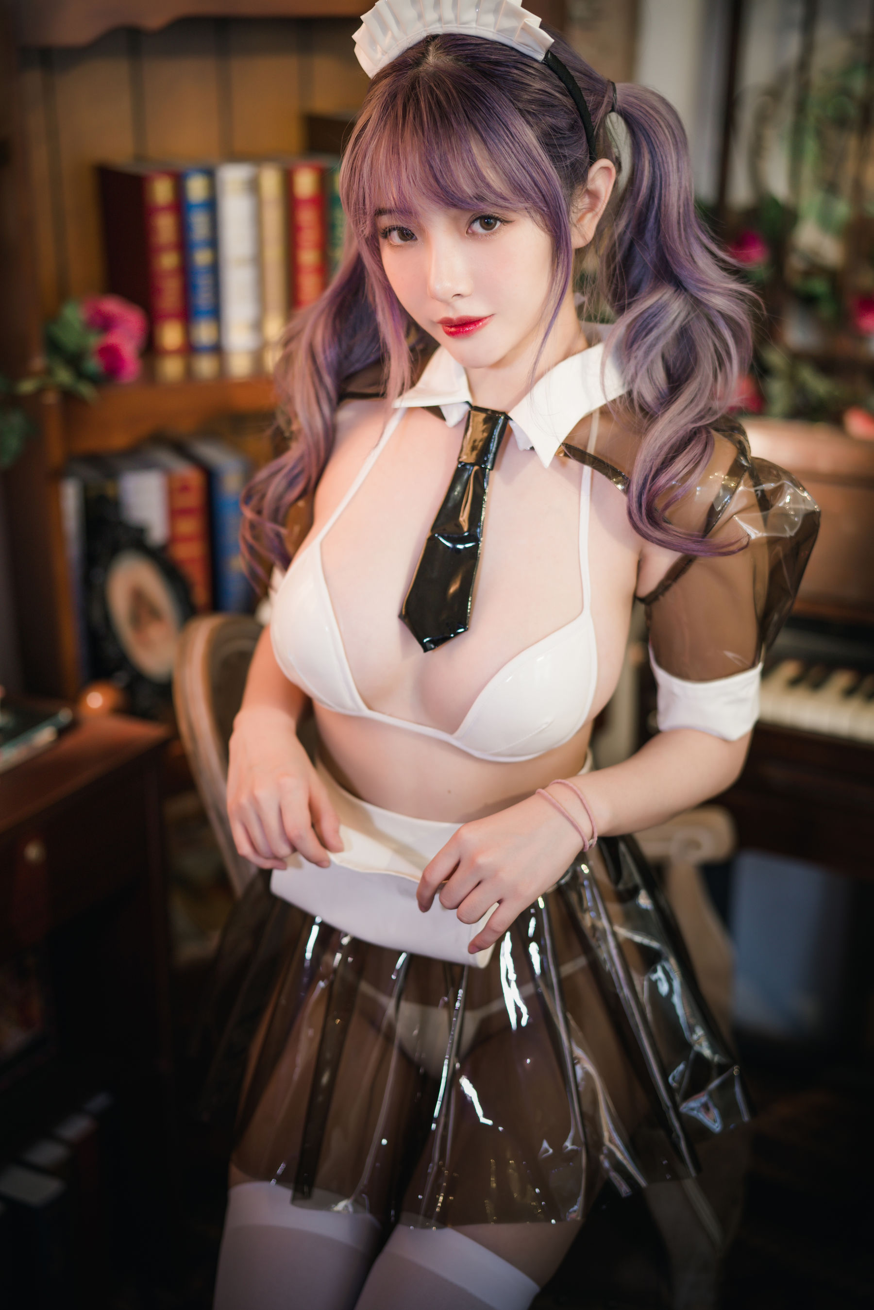 动漫博主雯妹 - 透明皮衣女仆-图1