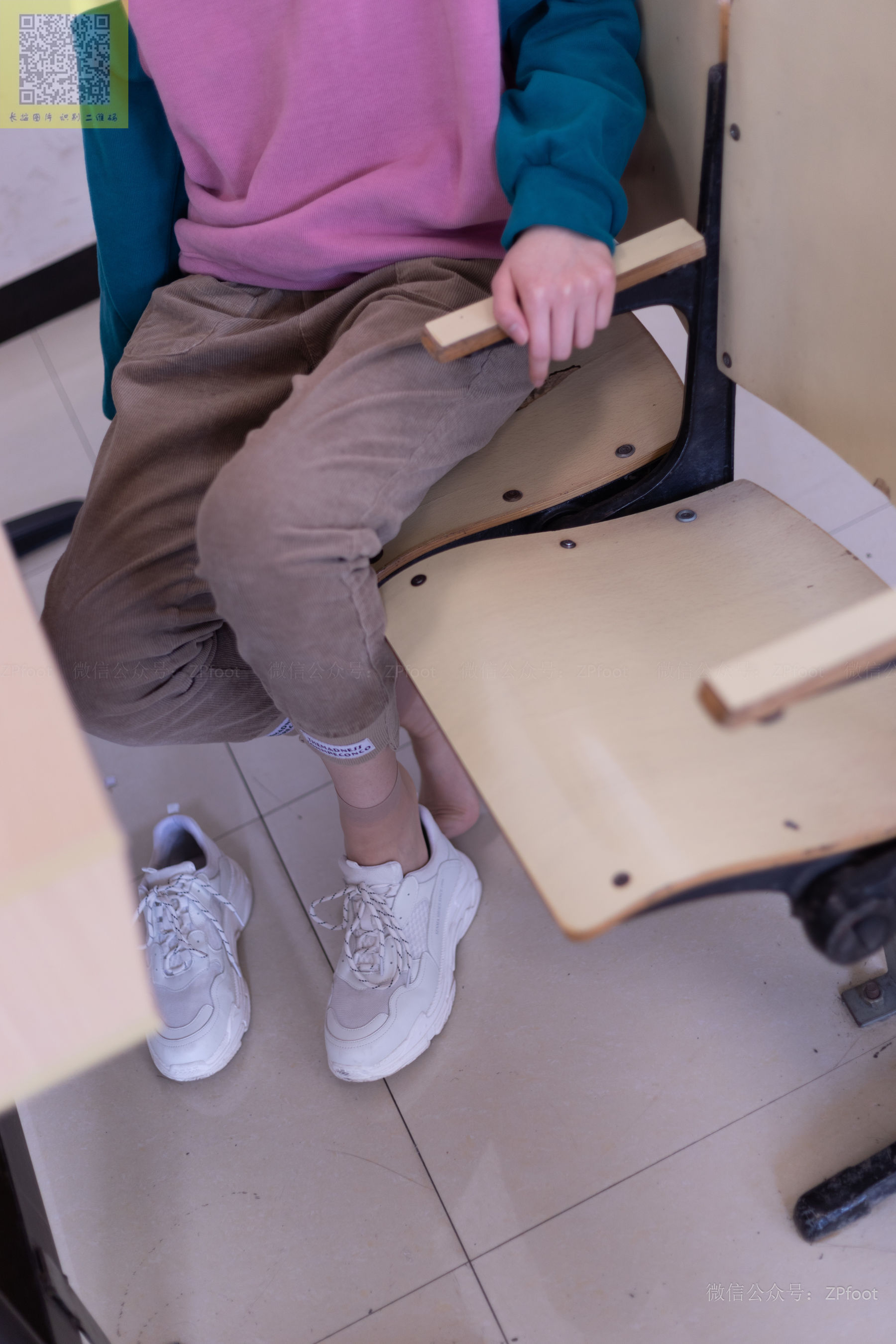 NO.286 晨晨的灰丝和运动鞋短丝-图66