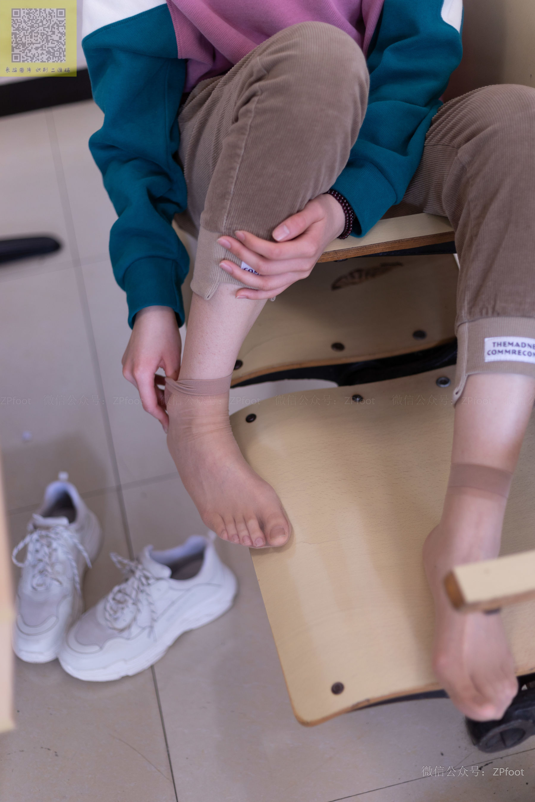 NO.286 晨晨的灰丝和运动鞋短丝-图73