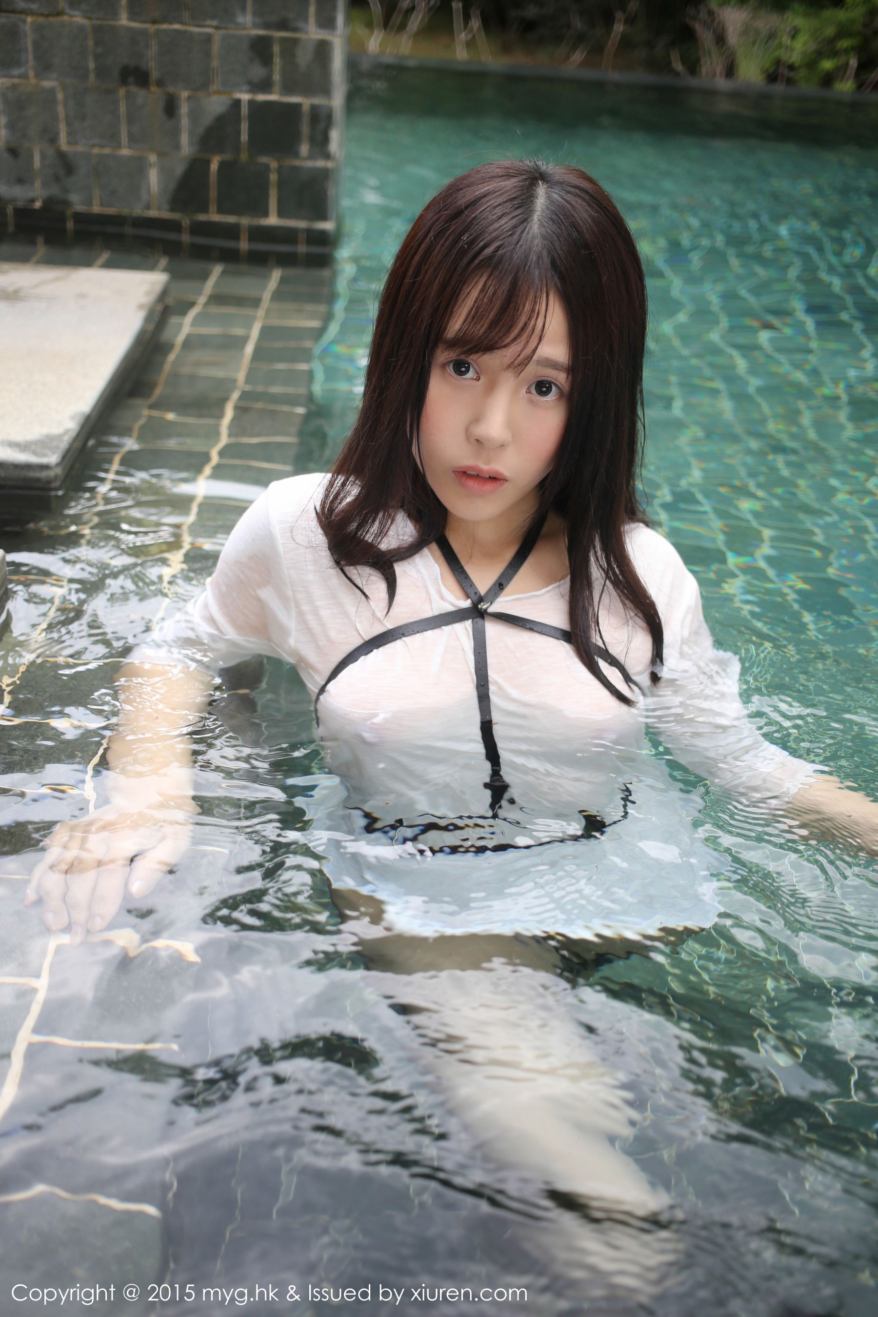 Evelyn艾莉《黑丝吊袜+泳池湿身》  Vol.170-图11