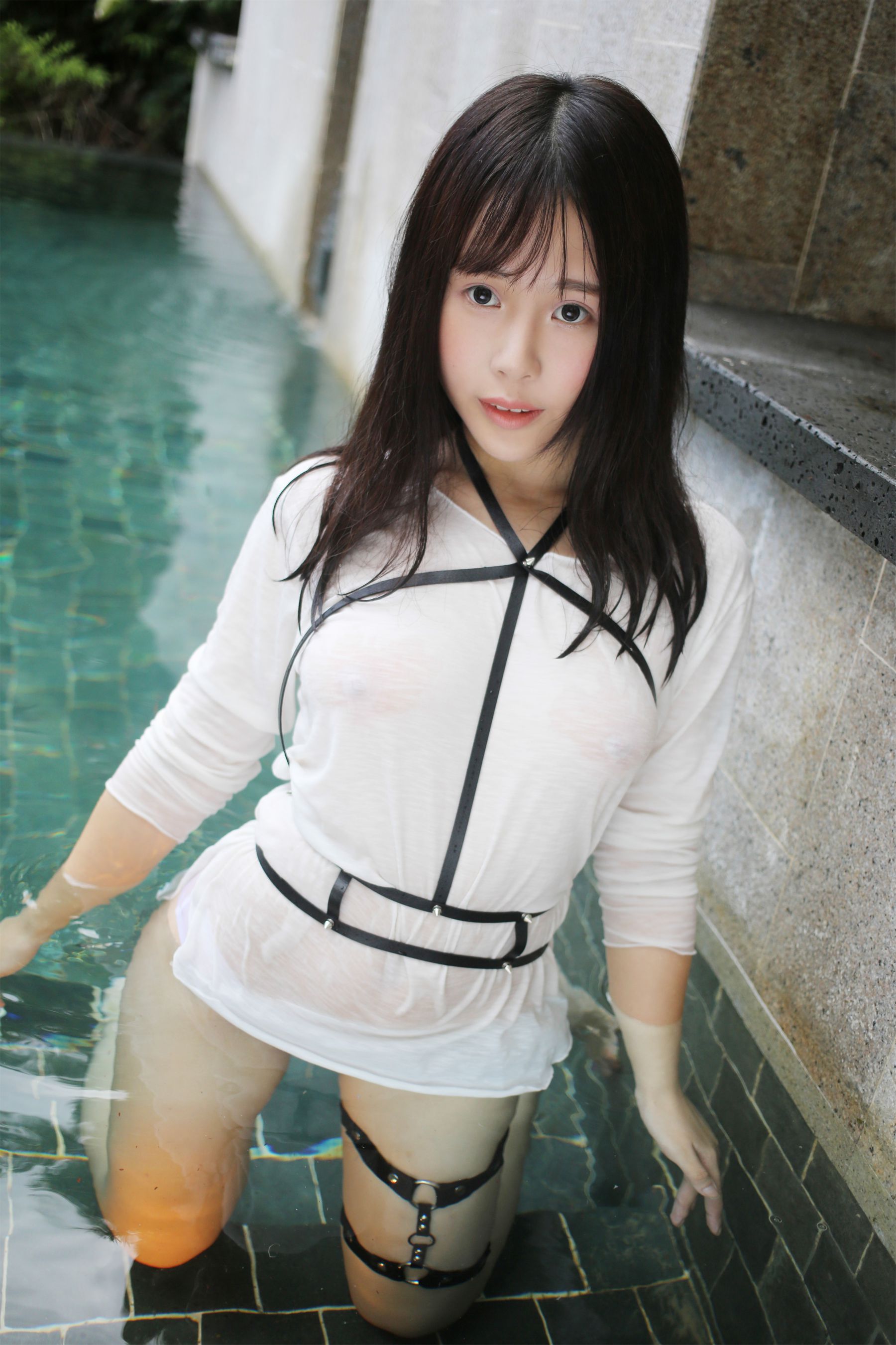 Evelyn艾莉《黑丝吊袜+泳池湿身》  Vol.170-图28
