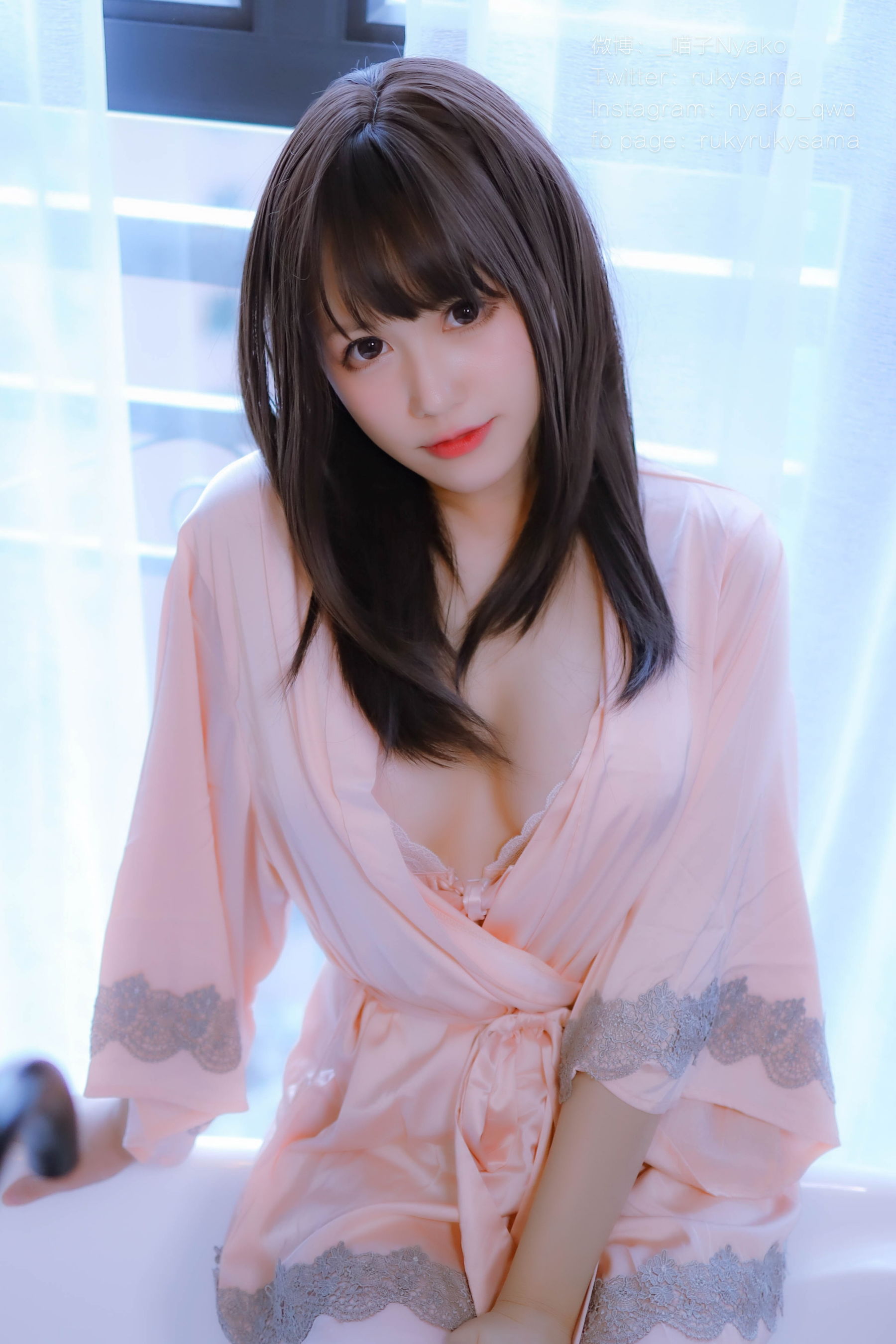 萌妹子Nyako喵子 - 妄想彼女との同棲生活 之 粉嫩丝绸睡衣-图0