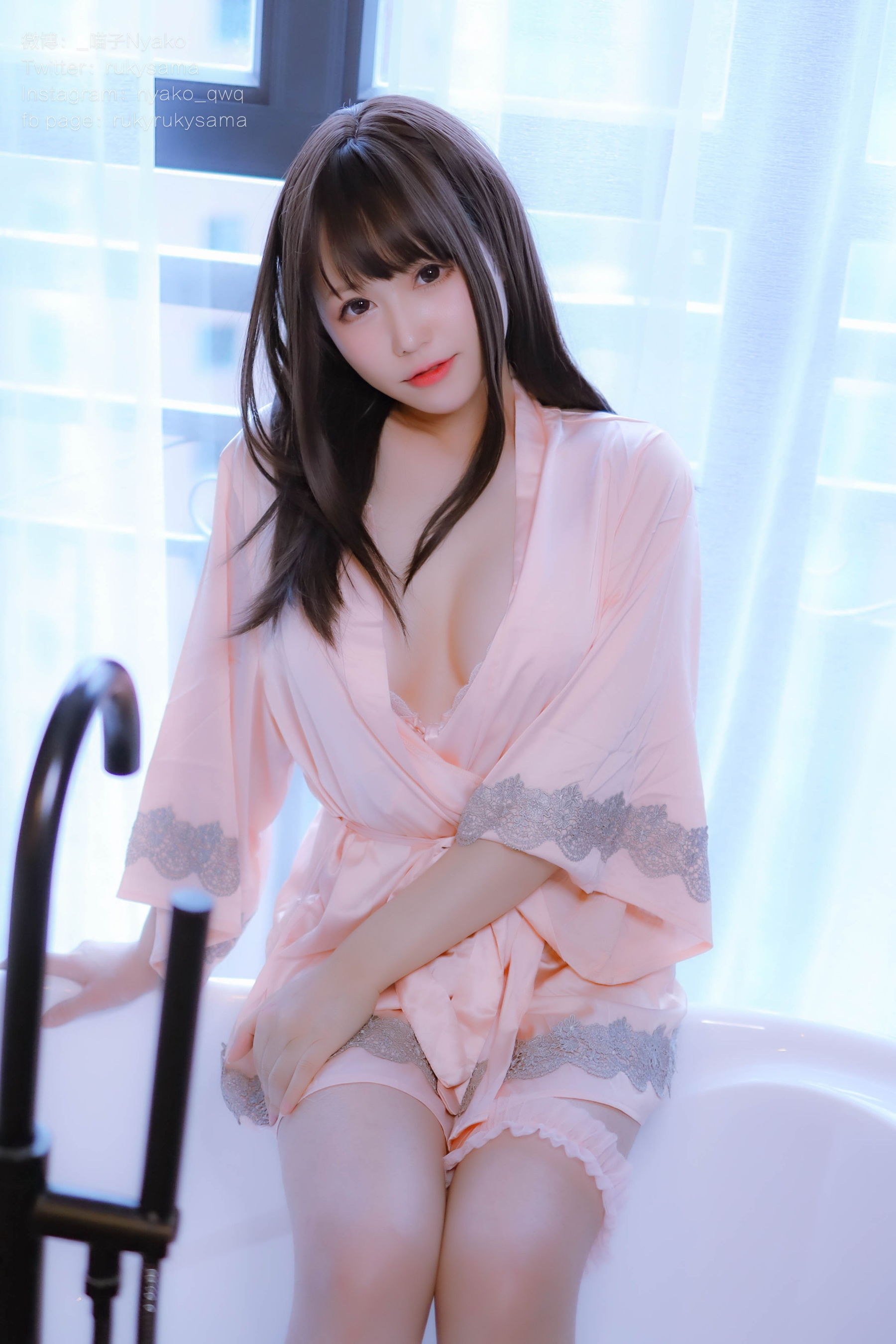 萌妹子Nyako喵子 - 妄想彼女との同棲生活 之 粉嫩丝绸睡衣-图1