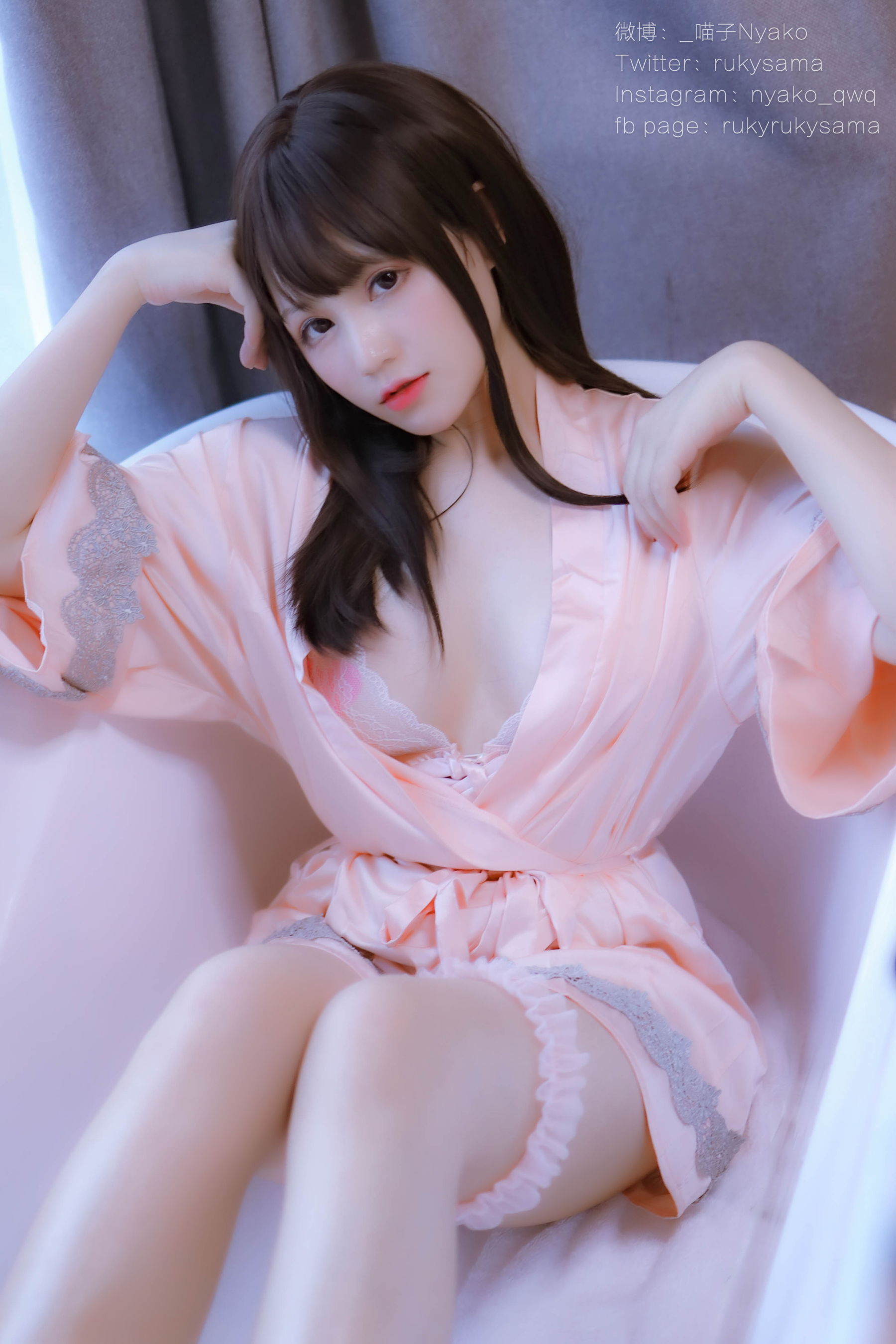 萌妹子Nyako喵子 - 妄想彼女との同棲生活 之 粉嫩丝绸睡衣-图4