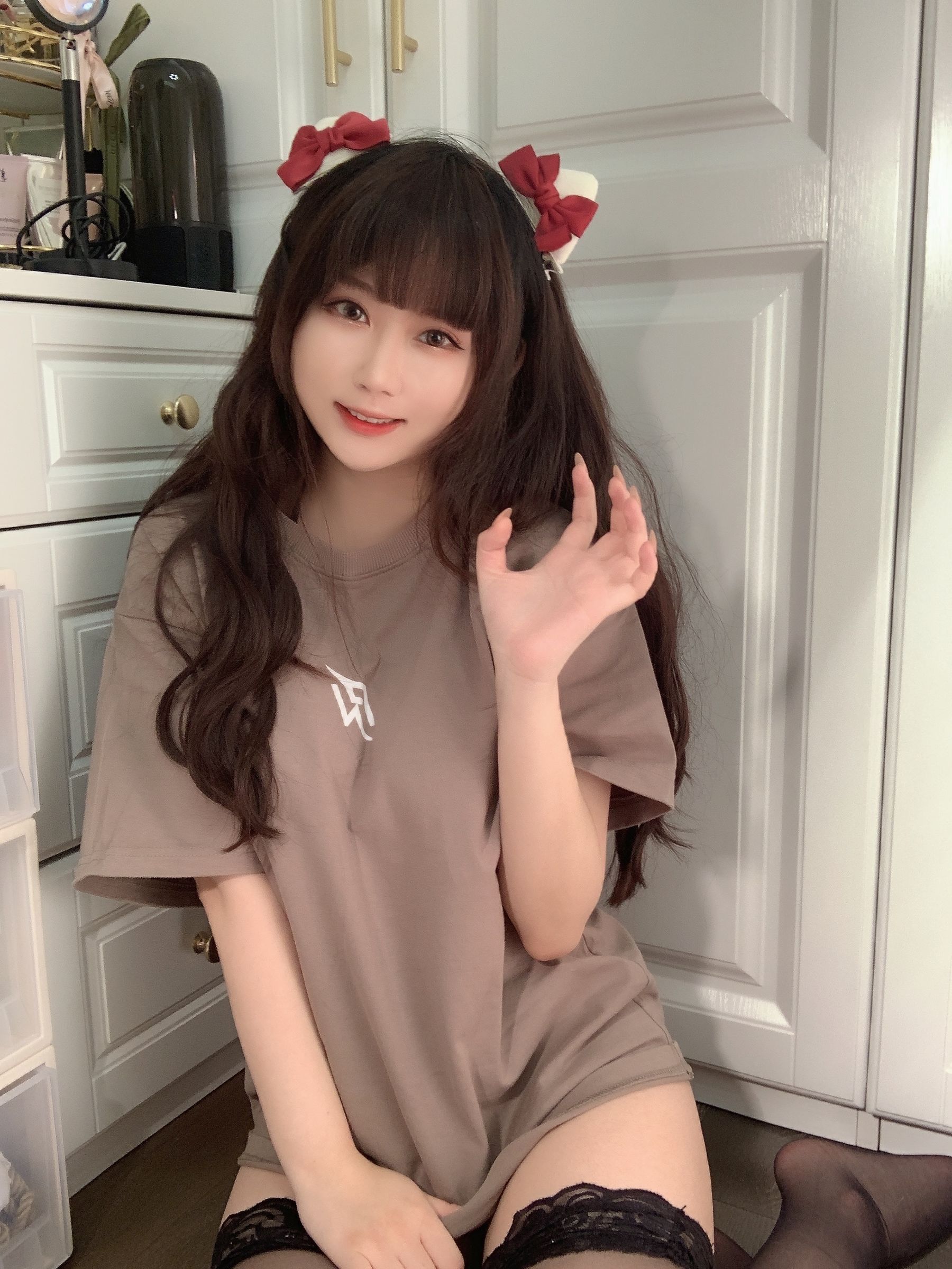 蜜桃少女是依酱呀 - T恤底下-图1