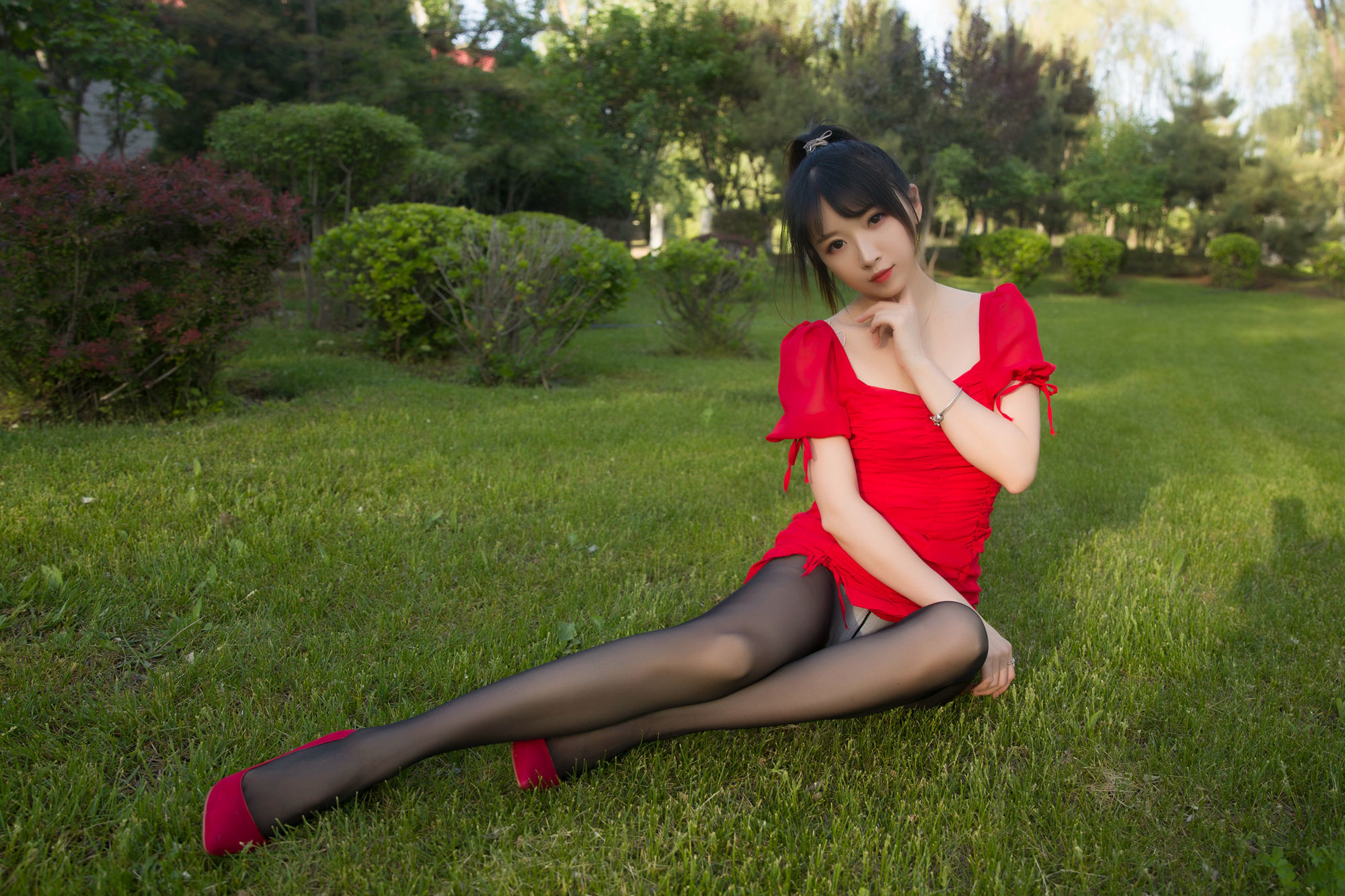 斗鱼主播小女巫露娜 - 户外小红裙-图31