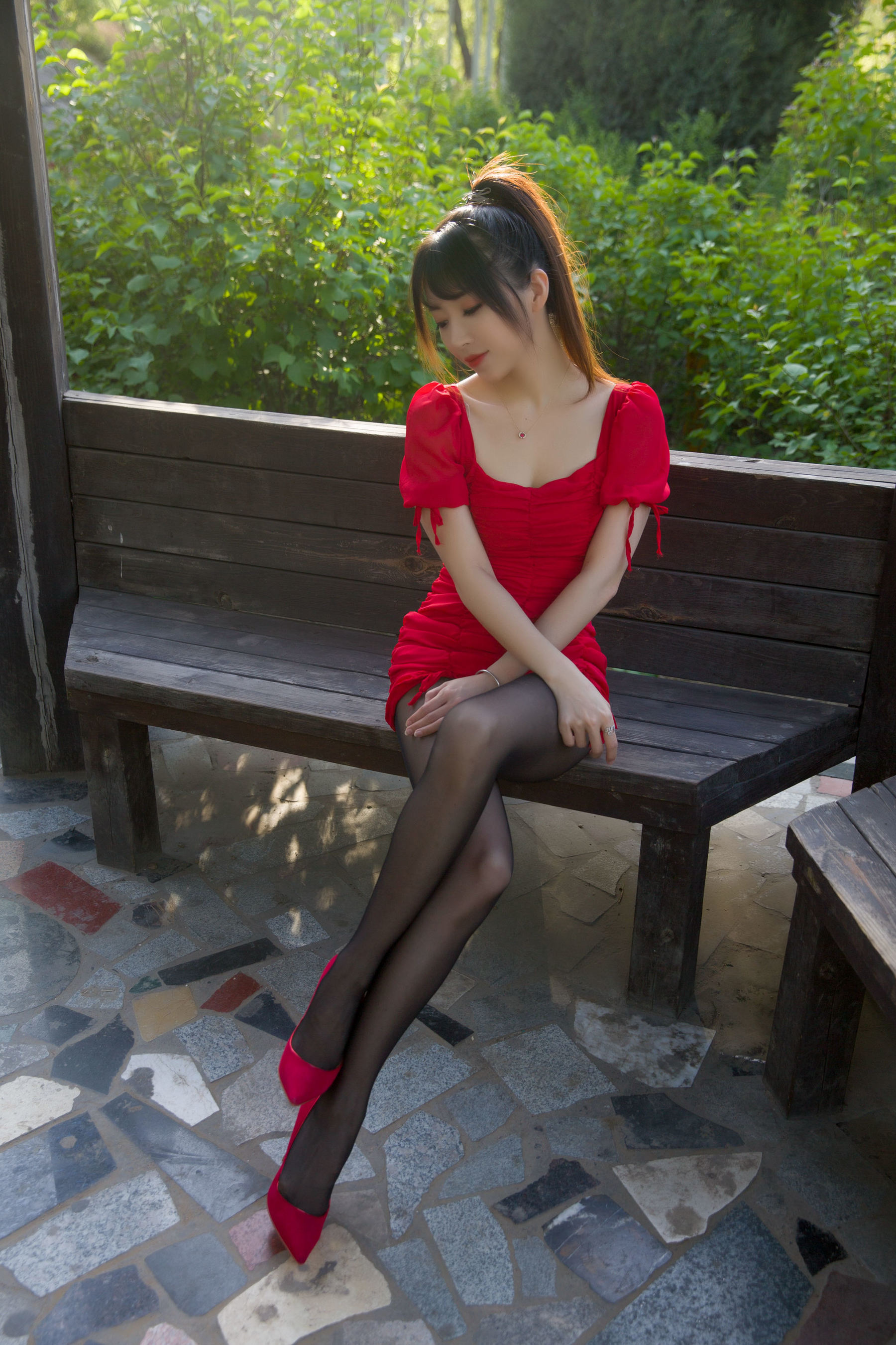 斗鱼主播小女巫露娜 - 户外小红裙-图3