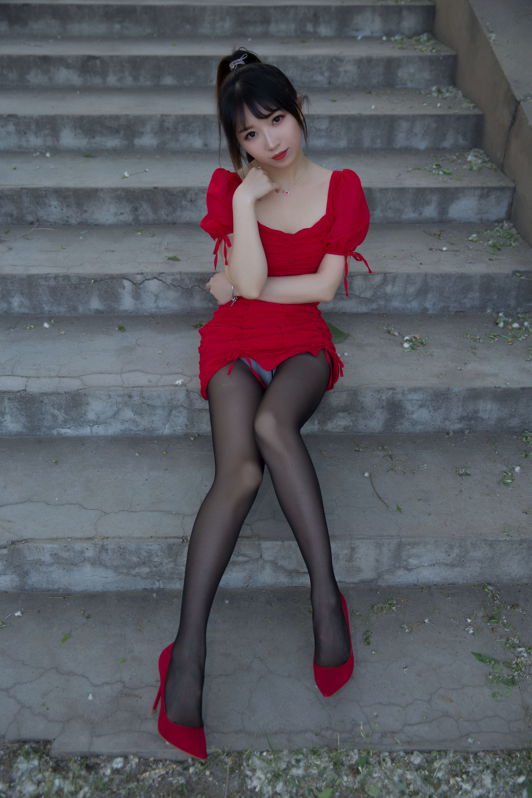 斗鱼主播小女巫露娜 - 户外小红裙-图53