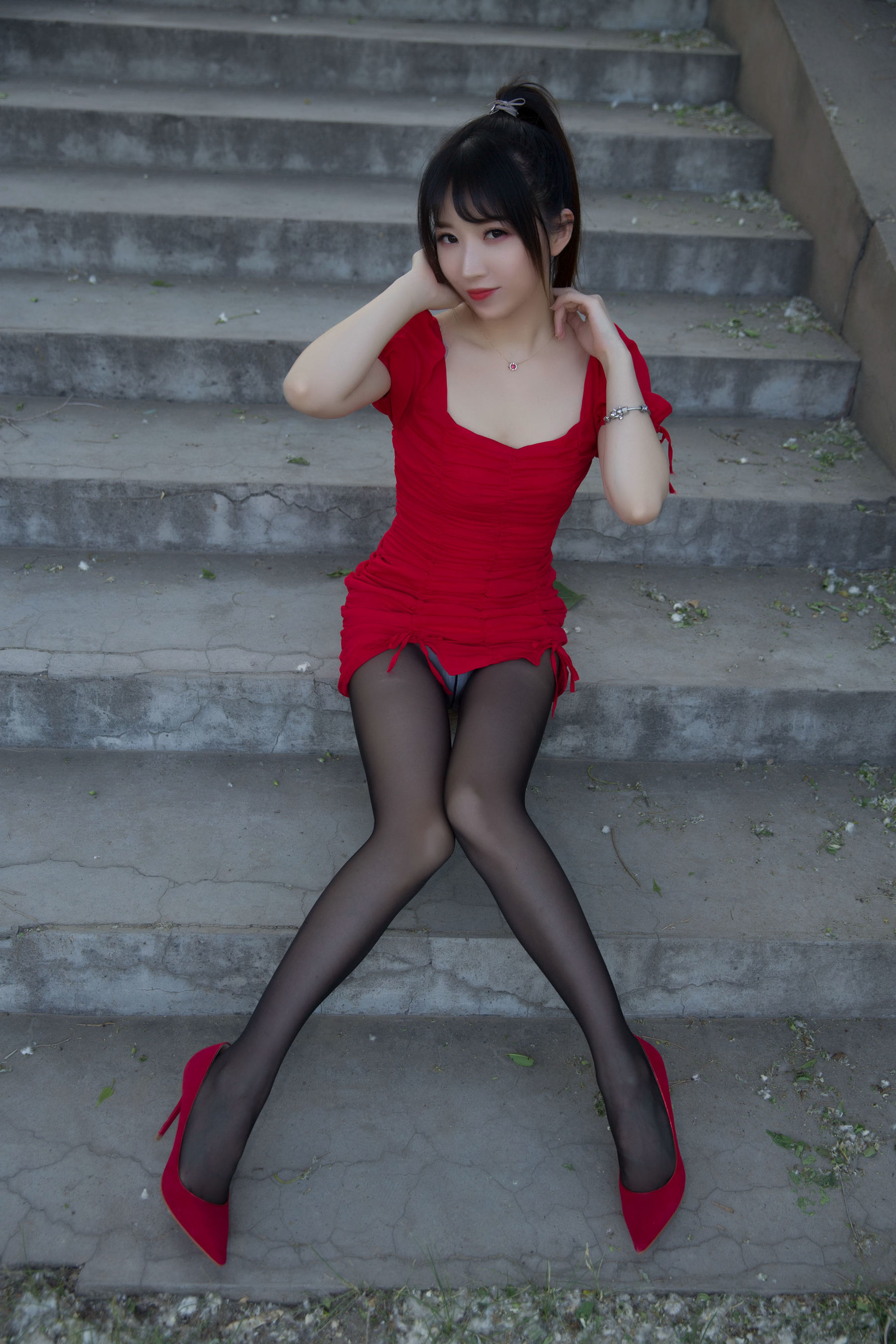 斗鱼主播小女巫露娜 - 户外小红裙-图54