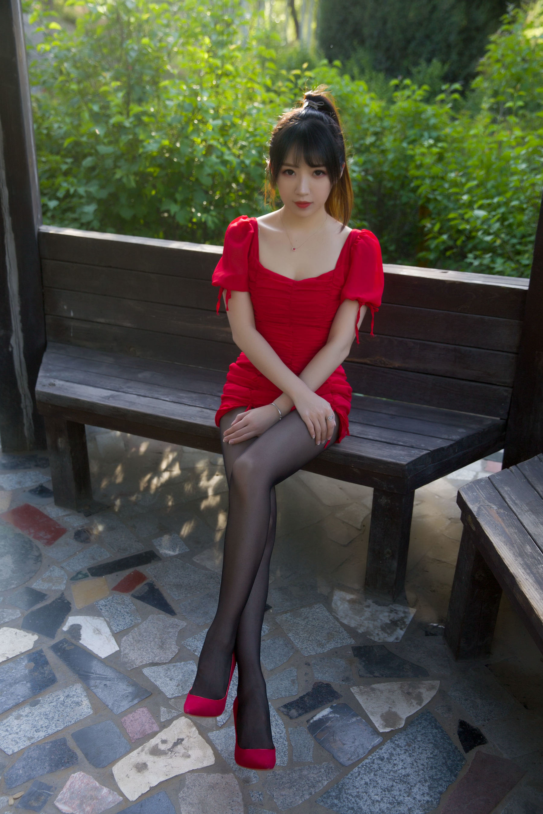 斗鱼主播小女巫露娜 - 户外小红裙-图5