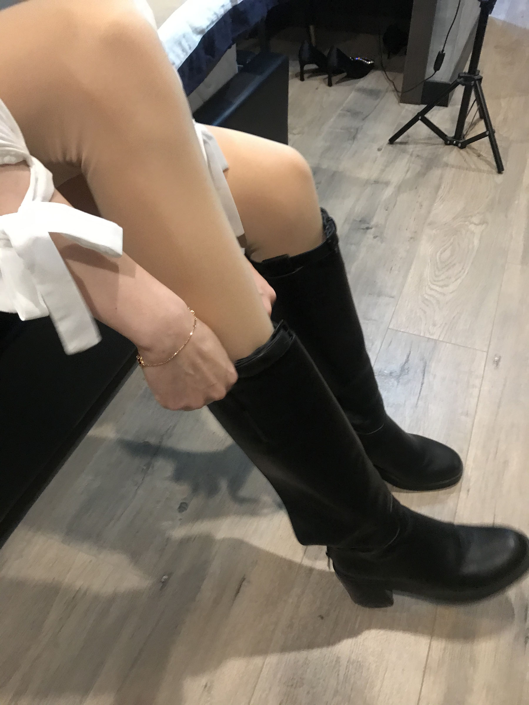 丝足博主麋鹿_Monroe 2020.03.02 皮裙肉丝-图0