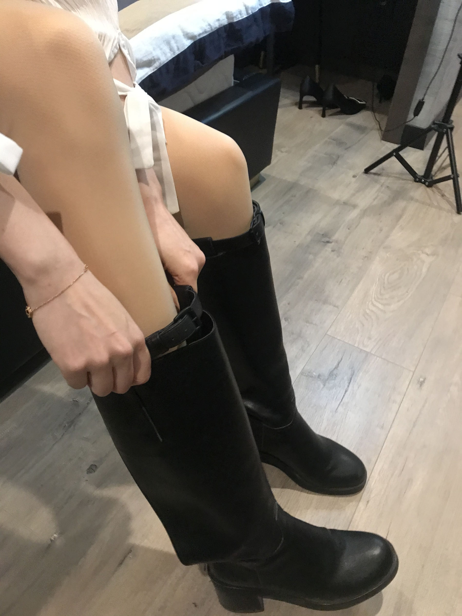 丝足博主麋鹿_Monroe 2020.03.02 皮裙肉丝-图1