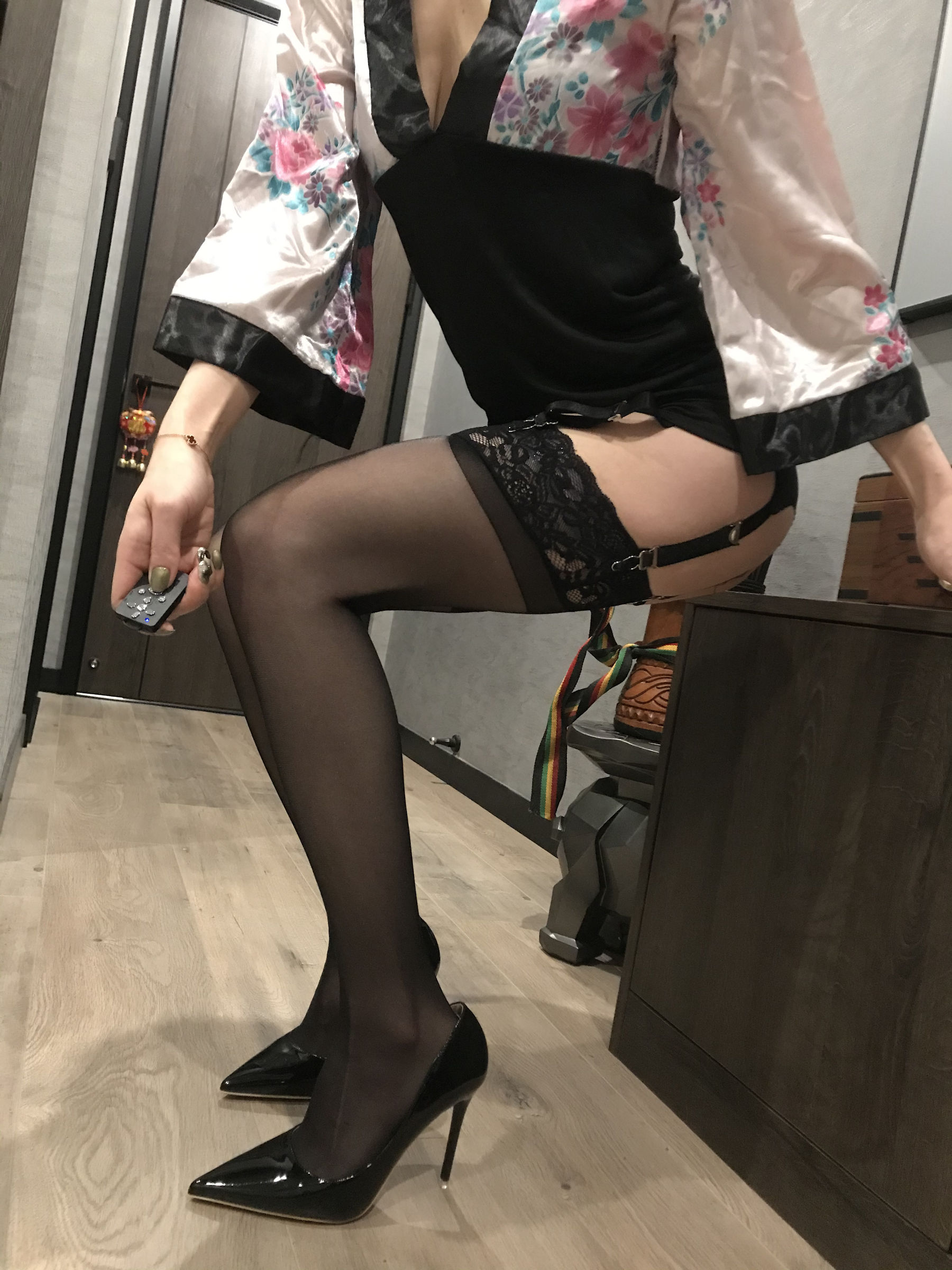 丝足博主麋鹿_Monroe 2020.03.15 睡袍黑丝-图4
