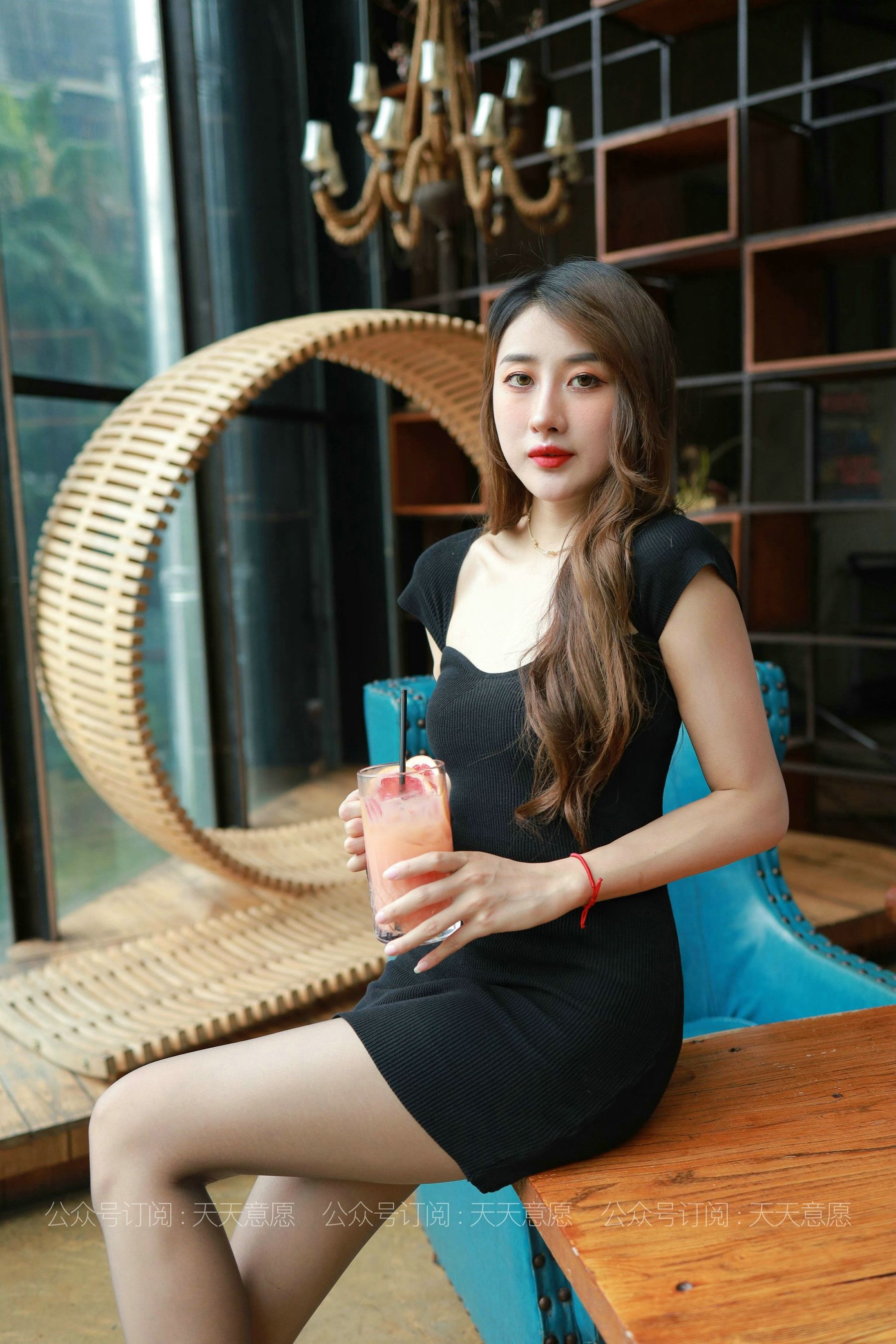 模特：夏夏《紧身包臀裙》-图0