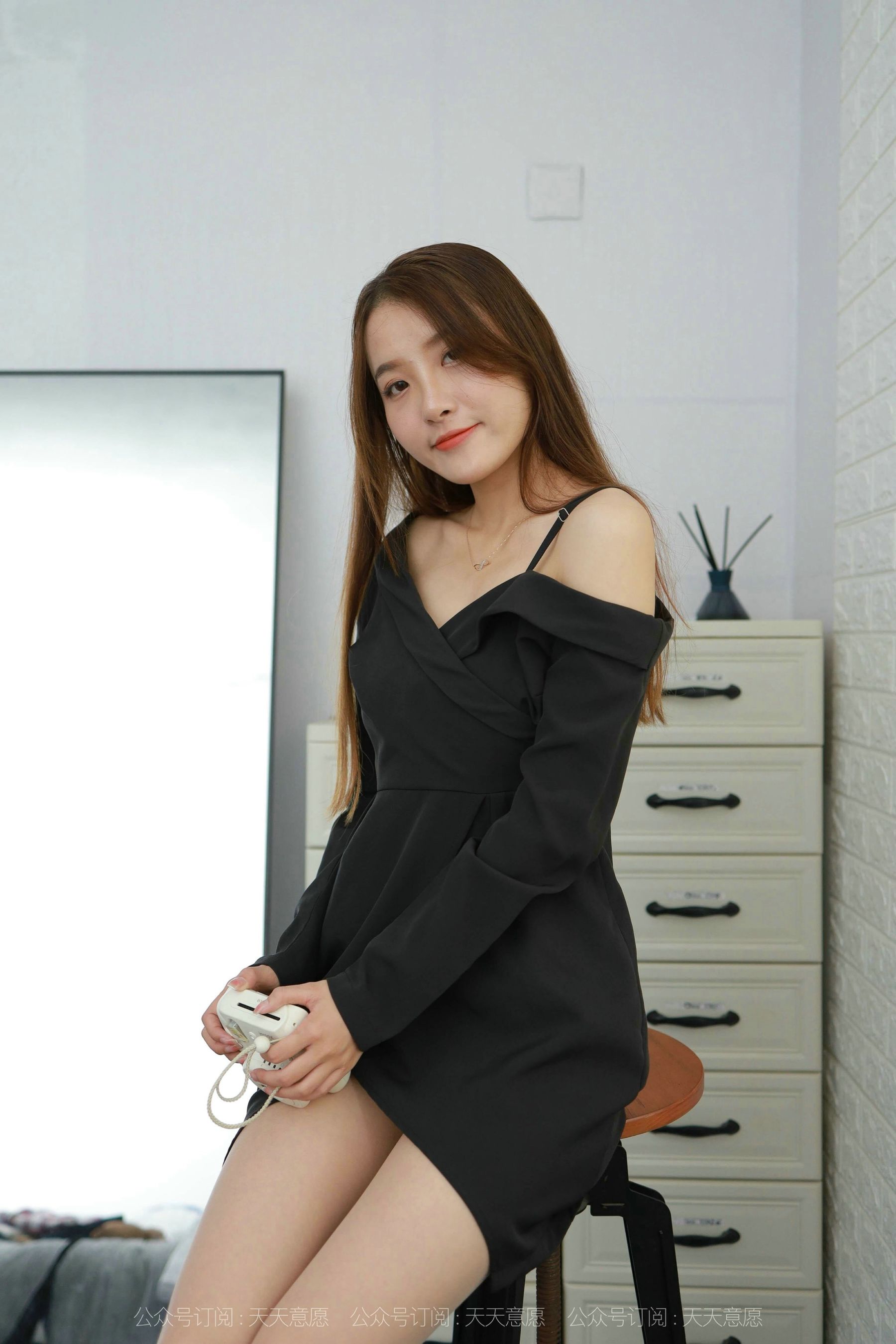 模特：婉苹《性感露肩短裙》-图7