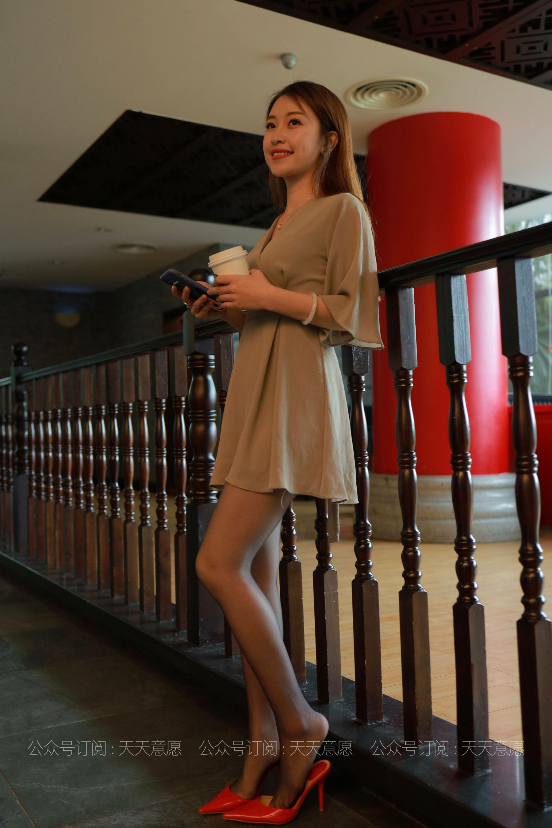 模特：小婕《红色跟底一身轻》-图2